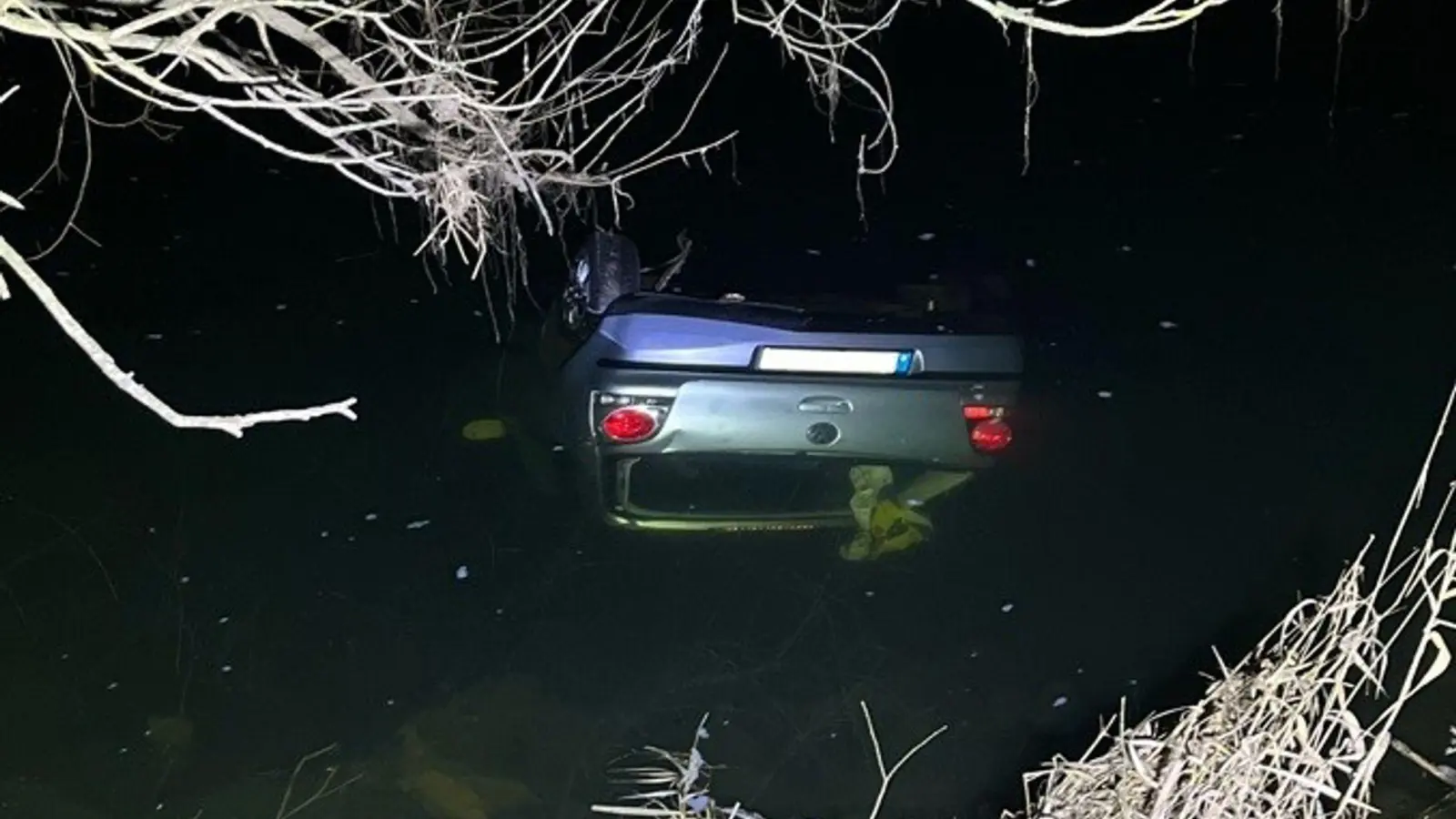 Die vier jungen Menschen kamen leicht verletzt ins Krankenhaus.  (Bild: ---/ Polizei Lichtenfels/dpa)