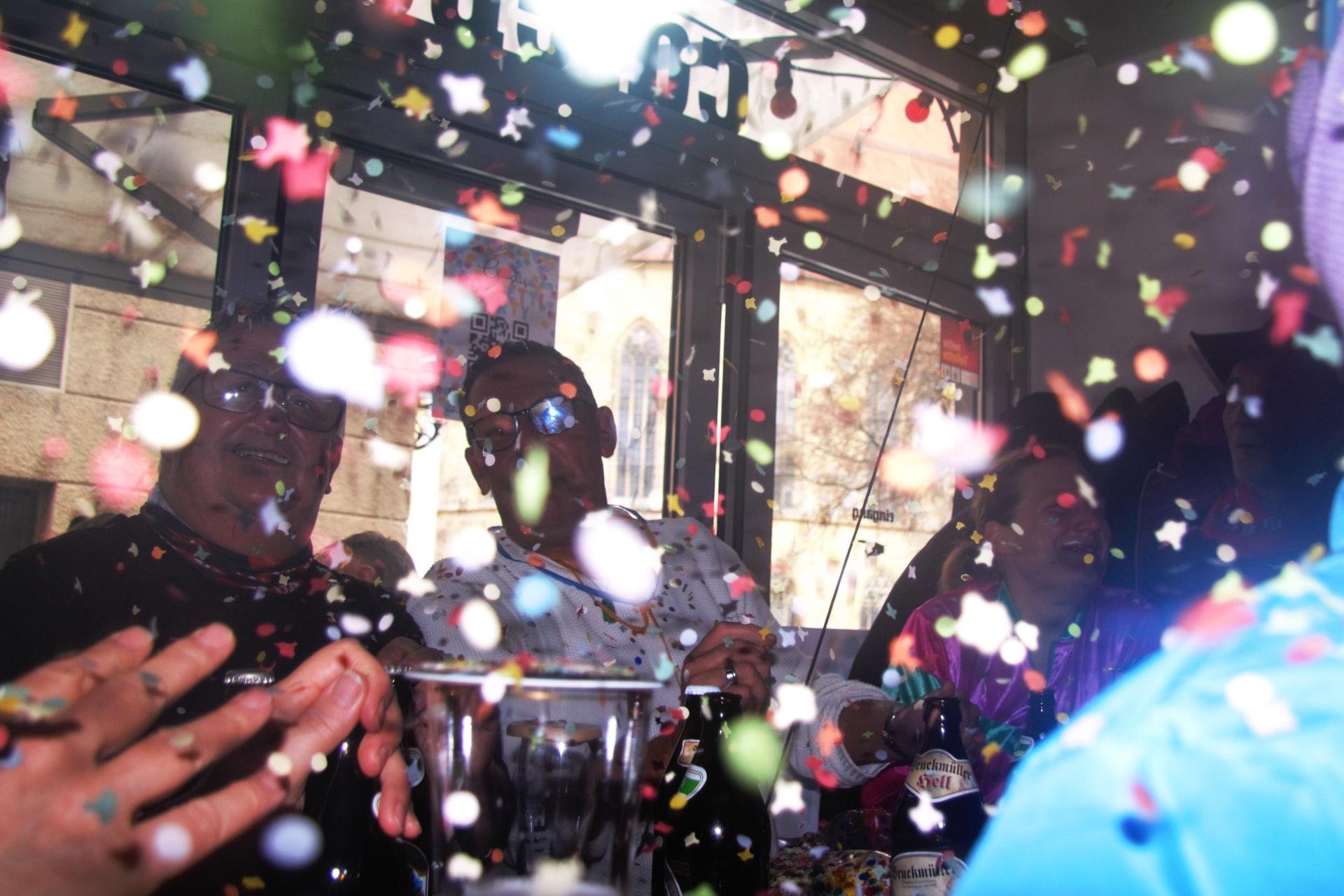 Zur Konfettiparty im Colomba war ordentlich Faschingslaune angesagt. (Bild: Marlin Nixdorf)