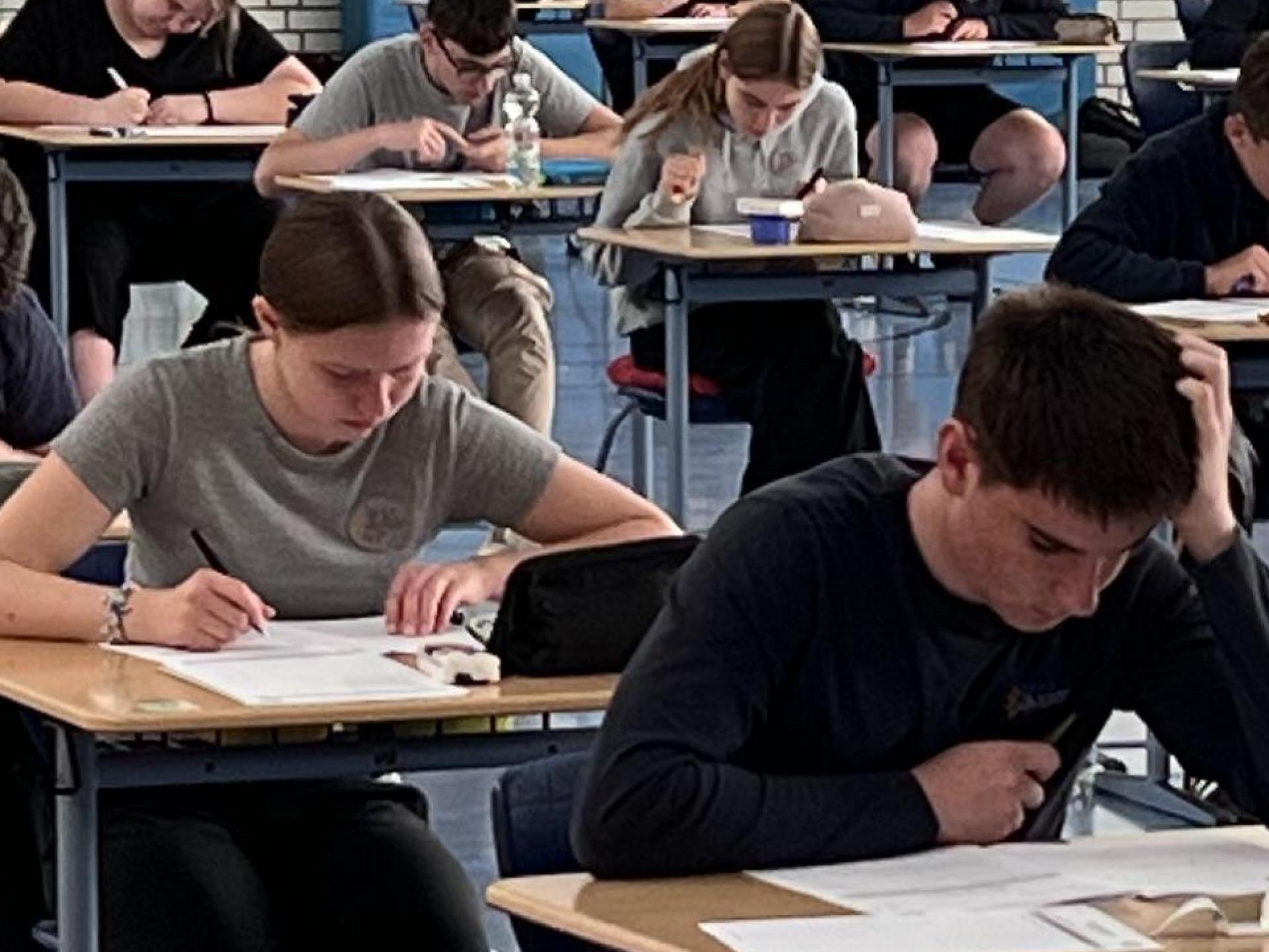 Die 48 Abschlussschüler bei ihren Prüfungen im Fach Englisch am Freitag in der Schulturnhalle. (Bild: hdk)