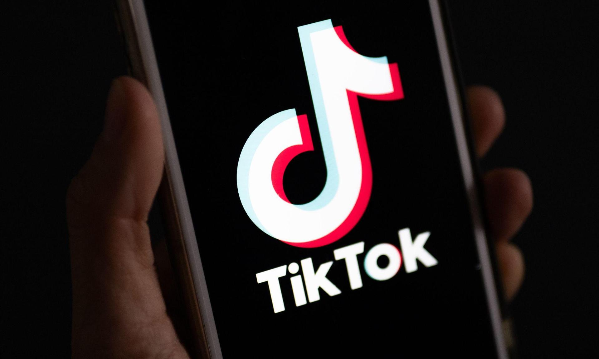 Tiktok will einem US-Prozess um das Suchtpotenzial von Online-Plattformen mit Hilfe eines Vergleichs umgehen. (Archivbild) (Bild: Monika Skolimowska/dpa)
