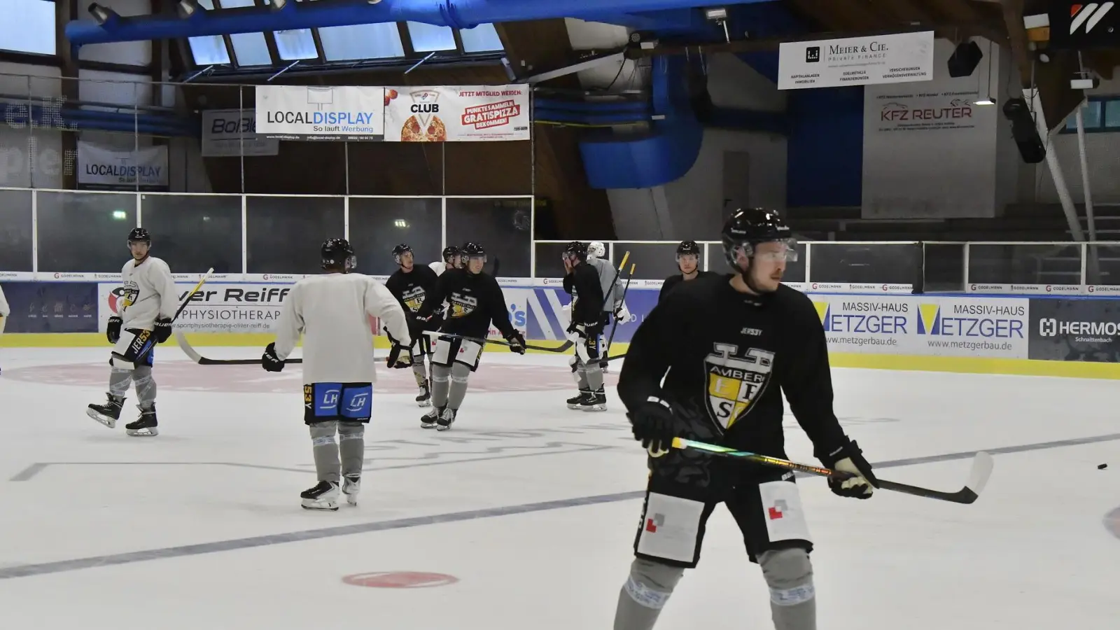 Nach einigen Trainingseinheiten auf dem Eis steht für die Spieler des ERSC Amberg am Sonntag das erste Testspiel an. Zu Gast ist Oberligist Passau Black Hawks. (Bild: Hubert Ziegler)