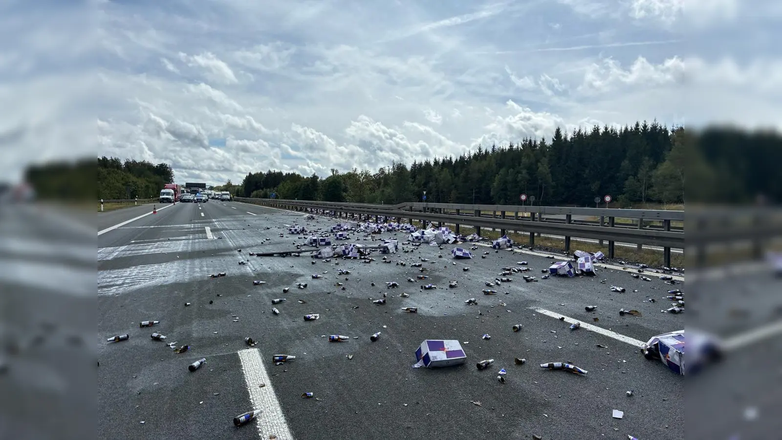 Nach einem Lastwagenunfall auf der A 9 bei Leupoldsgrün bleibt die Fahrbahn Richtung Berlin gesperrt. (Bild: VPI Hof)