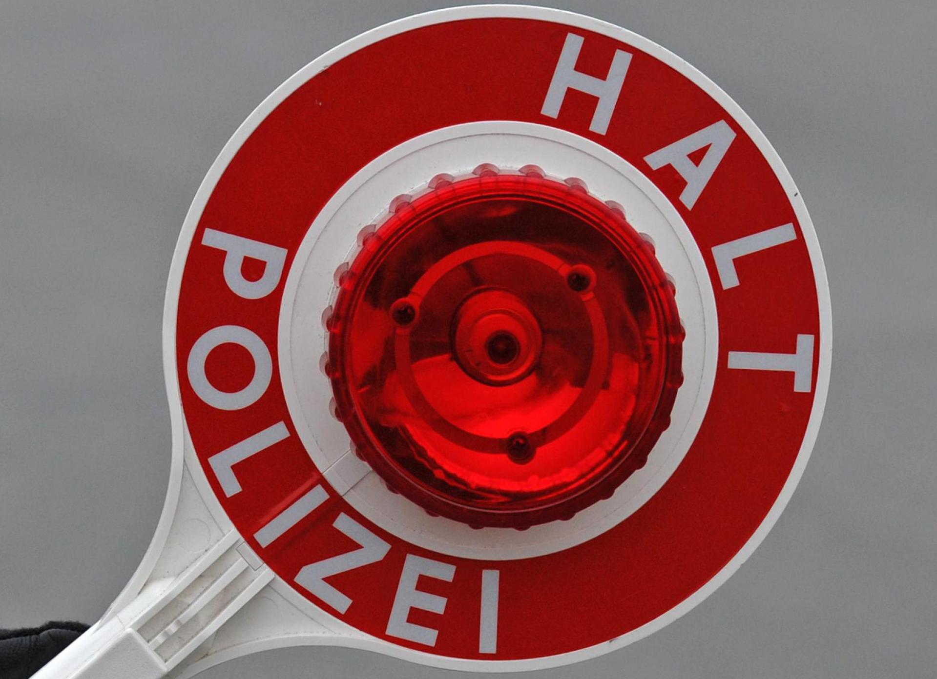 Zivilpolizisten der Amberger VPI haben auf der A6 im Birgland zwei mutmaßliche Diebe aus dem Verkehr gezogen. (Symbolbild: Matthias Hiekel/dpa-Zentralbild/dpa)