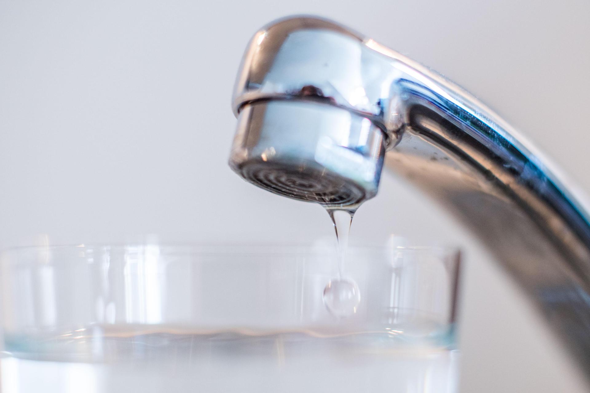 Für drei Stunden wird am Montag, 7. September, das Wasser in Garsdorf, Salleröd, Häuslöd und Waldhaus abgestellt.  (Symbolbild: Lino Mirgeler/dpa)