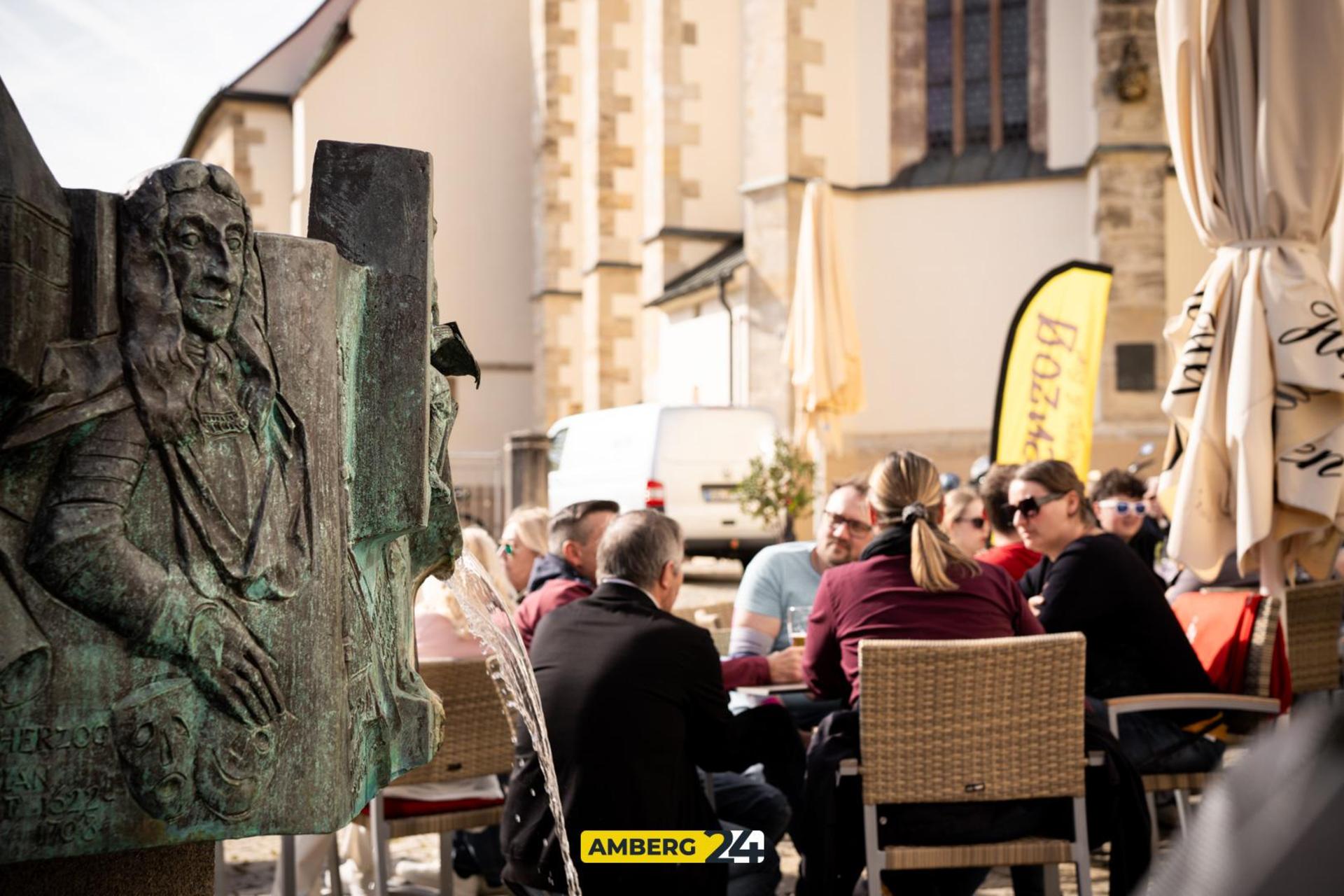 Daydrinking am Ostersonntag im Herzog. (Bild: Julia Bär)