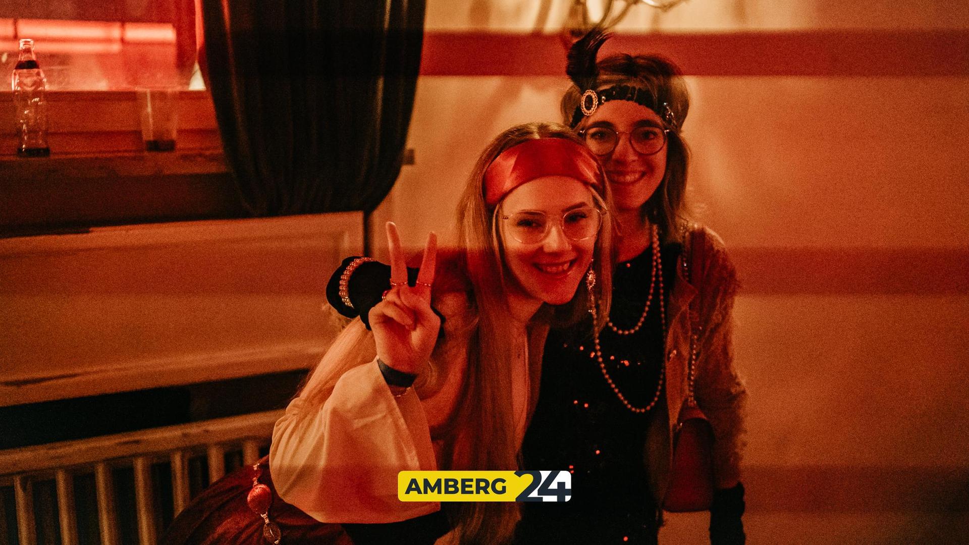 Hexen und Narren waren am Donnerstag auch im Casino unterwegs. (Bild: Mario Donhauser)