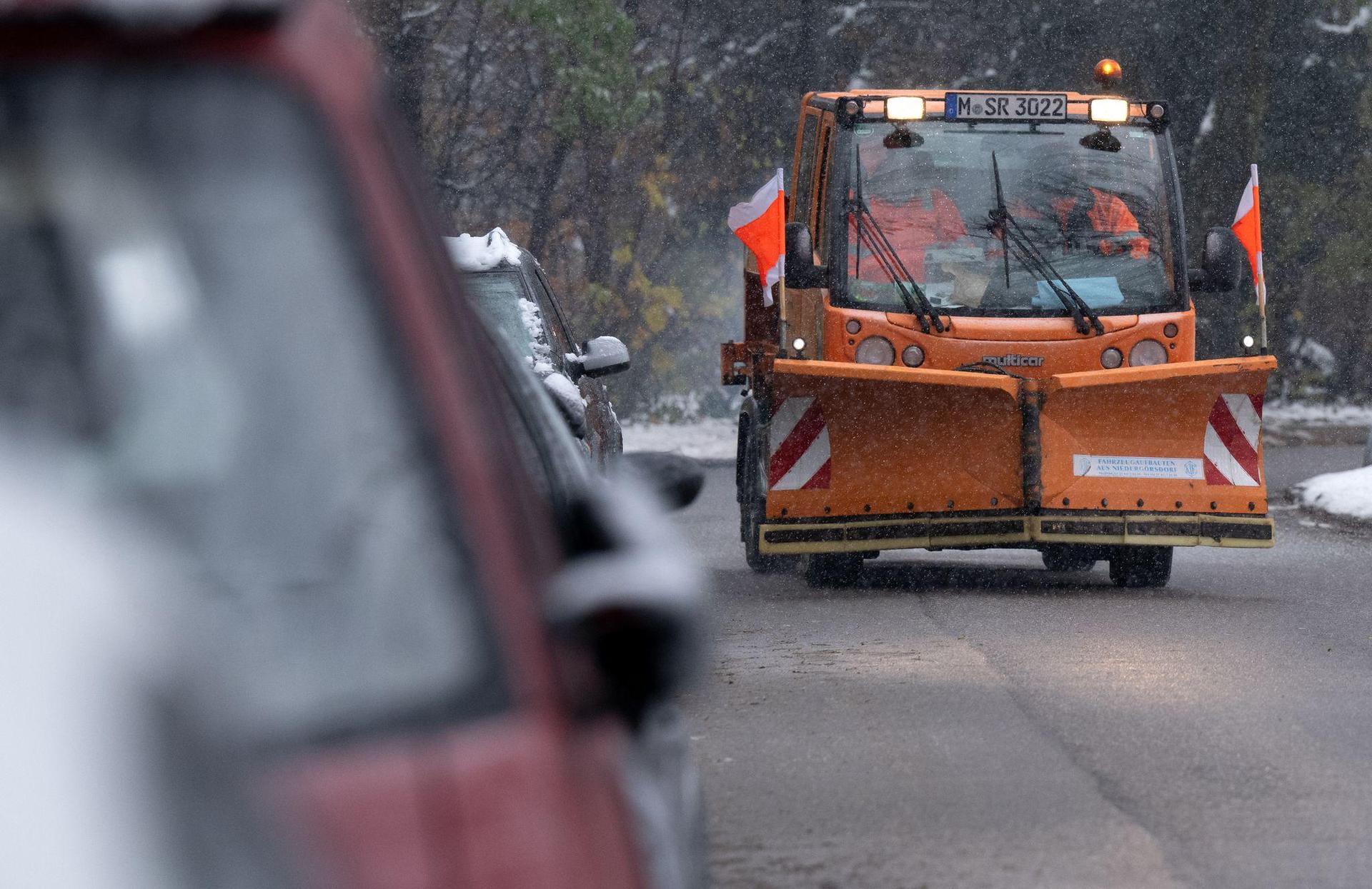 Fahrer und Beifahrer im Räumfahrzeug wurden bei dem Unfall am Sonntagmorgen laut Polizei leicht verletzt. (Symbolbild: Sven Hoppe/dpa)