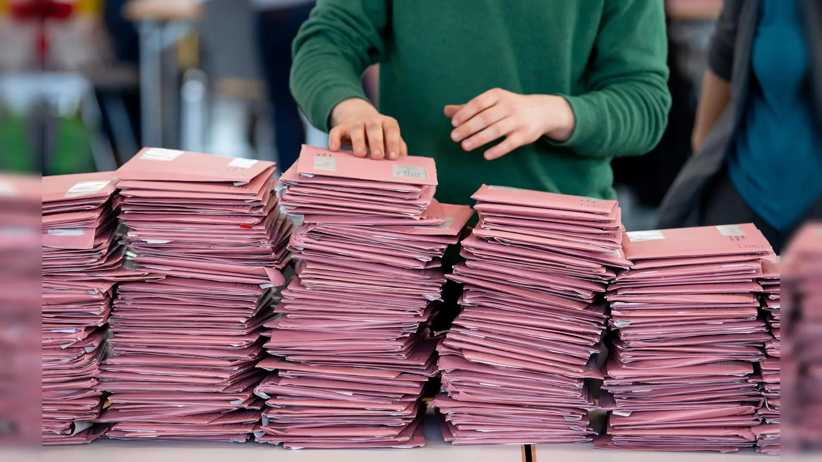 In Amberg steht eine Stichwahl an. Die meisten Briefwähler erhalten ihre Unterlagen automatisch. (Symbolbild: Sven Hoppe/dpa)