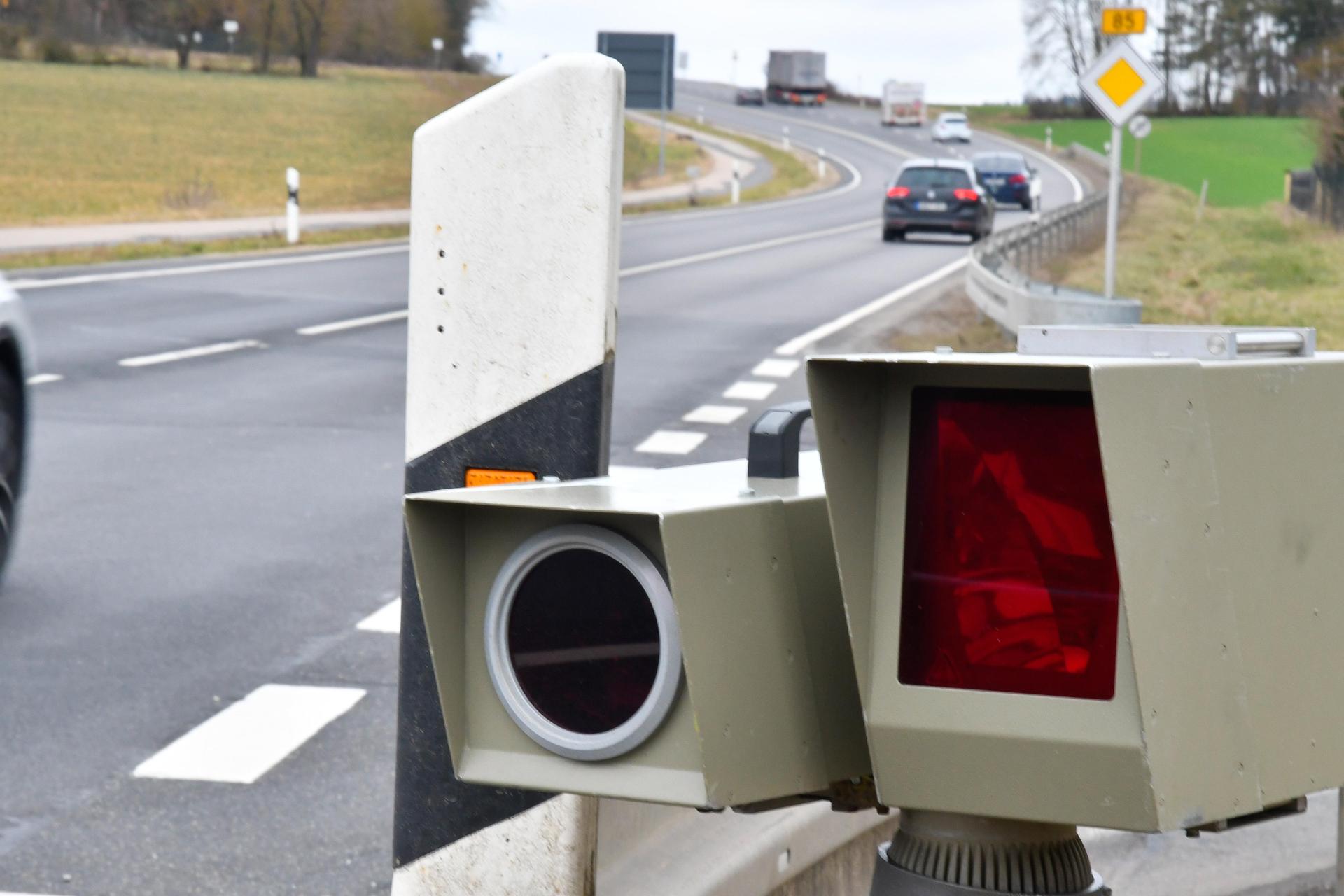 Die Verkehrspolizei Amberg hat auf der Staatsstraße St 2120 bei Hahnbach geblitzt. Ein Fahrer war mit 150 km/h bei erlaubten 100 km/h unterwegs. (Symbolbild: Petra Hartl)