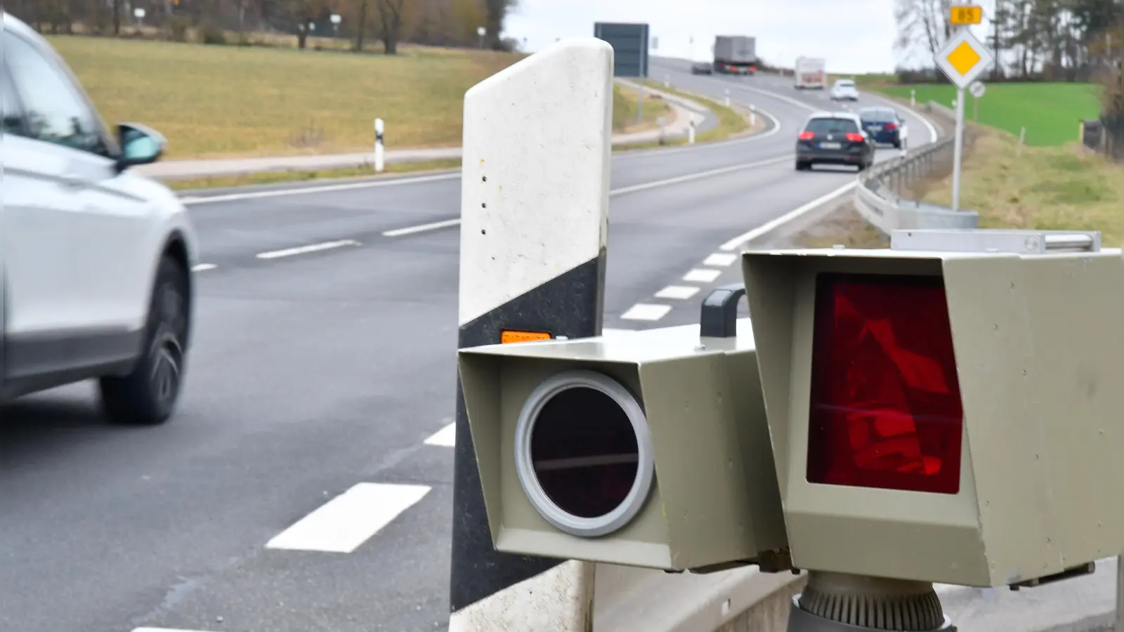 Die Verkehrspolizei Amberg hat auf der Staatsstraße St 2120 bei Hahnbach geblitzt. Ein Fahrer war mit 150 km/h bei erlaubten 100 km/h unterwegs. (Symbolbild: Petra Hartl)