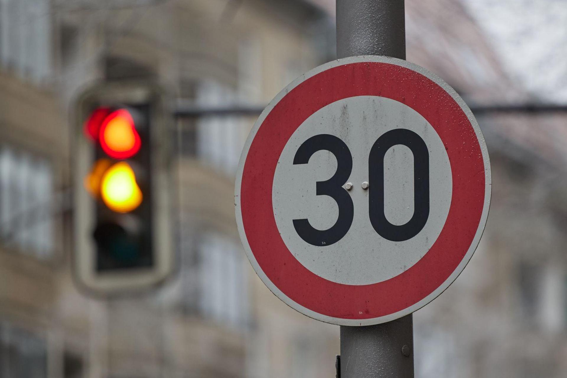 In Amberg sind Tempo-30-Schilder verschwunden und teilweise zerstört worden. (Symbolbild: Jörg Carstensen/dpa)