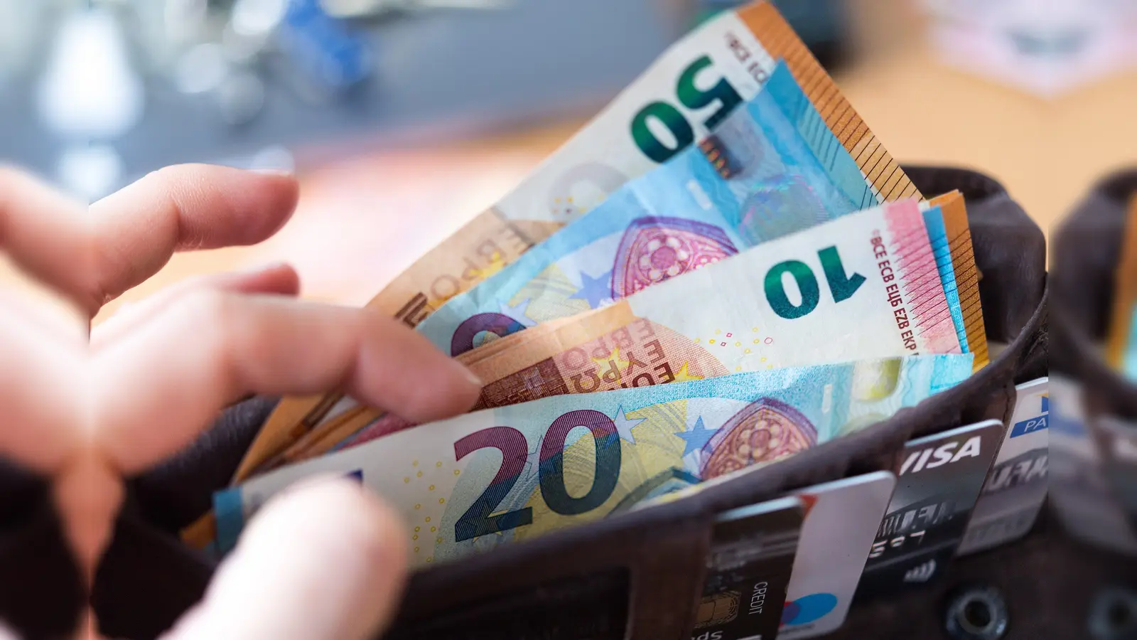 Eine ehrliche Finderin hat einen Geldbeutel und 400 Euro Bargeld bei der Polizei abgegeben. (Symbolbild: Monika Skolimowska)