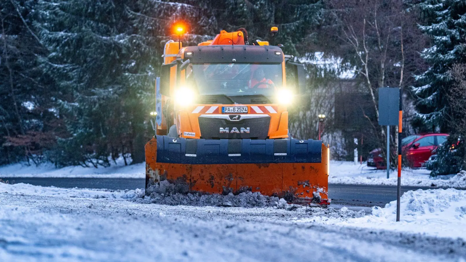 Bei Schnee und Glätte war es zuletzt zu vielen Unfällen im Freistaat gekommen. (Bild: Armin Weigel/dpa)