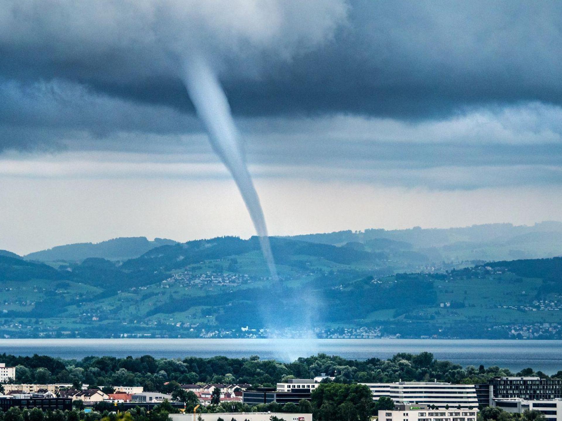Über dem Bodensee werden immer wieder einmal Tornados registriert wie hier 2021 bei Friedrichshafen. In diesem Jahr fegte einer auch über den bayerischen Teil des Sees. (Archivbild: Dr. Christoph Sommergruber/dpa)
