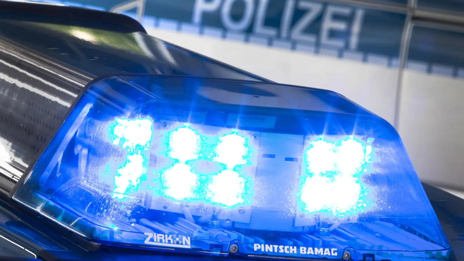 Weil ein Jugendlicher in Regenstauf mit einer schwarzen Spielzeugpistole unterwegs war, löste er einen Polizeieinsatz aus. Nun muss er sich wegen einer Ordnungswidrigkeit nach dem Waffengesetz verantworten. (Symbolbild: Friso Gentsch)