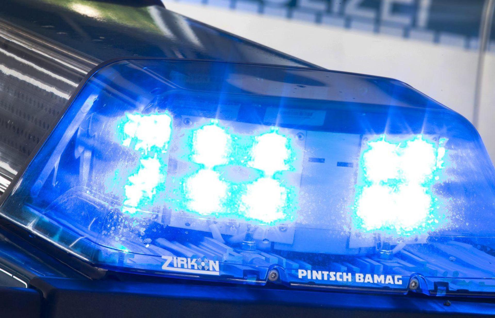 Auf der A6 ist ein Auto ausgebrannt. (Symbolbild: Friso Gentsch/dpa)