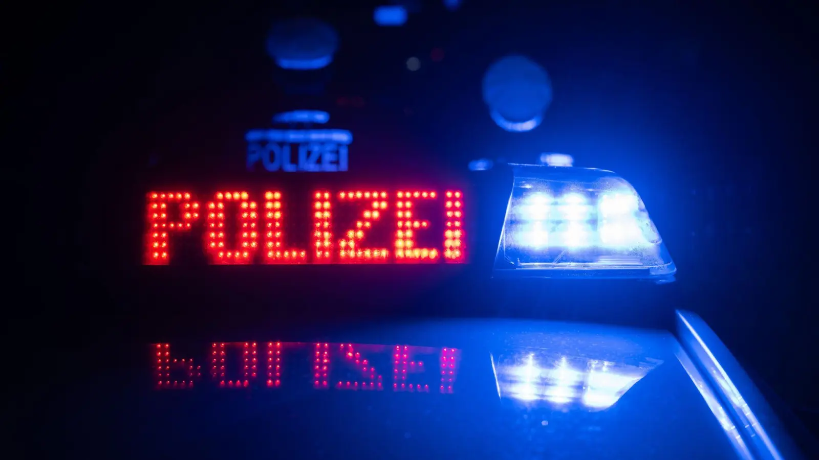 Ein 56-jähriger Fahrer verlor am Montagabend die Kontrolle über sein Auto und rutschte in den Straßengraben.  (Symbolbild: Marijan Murat/dpa)