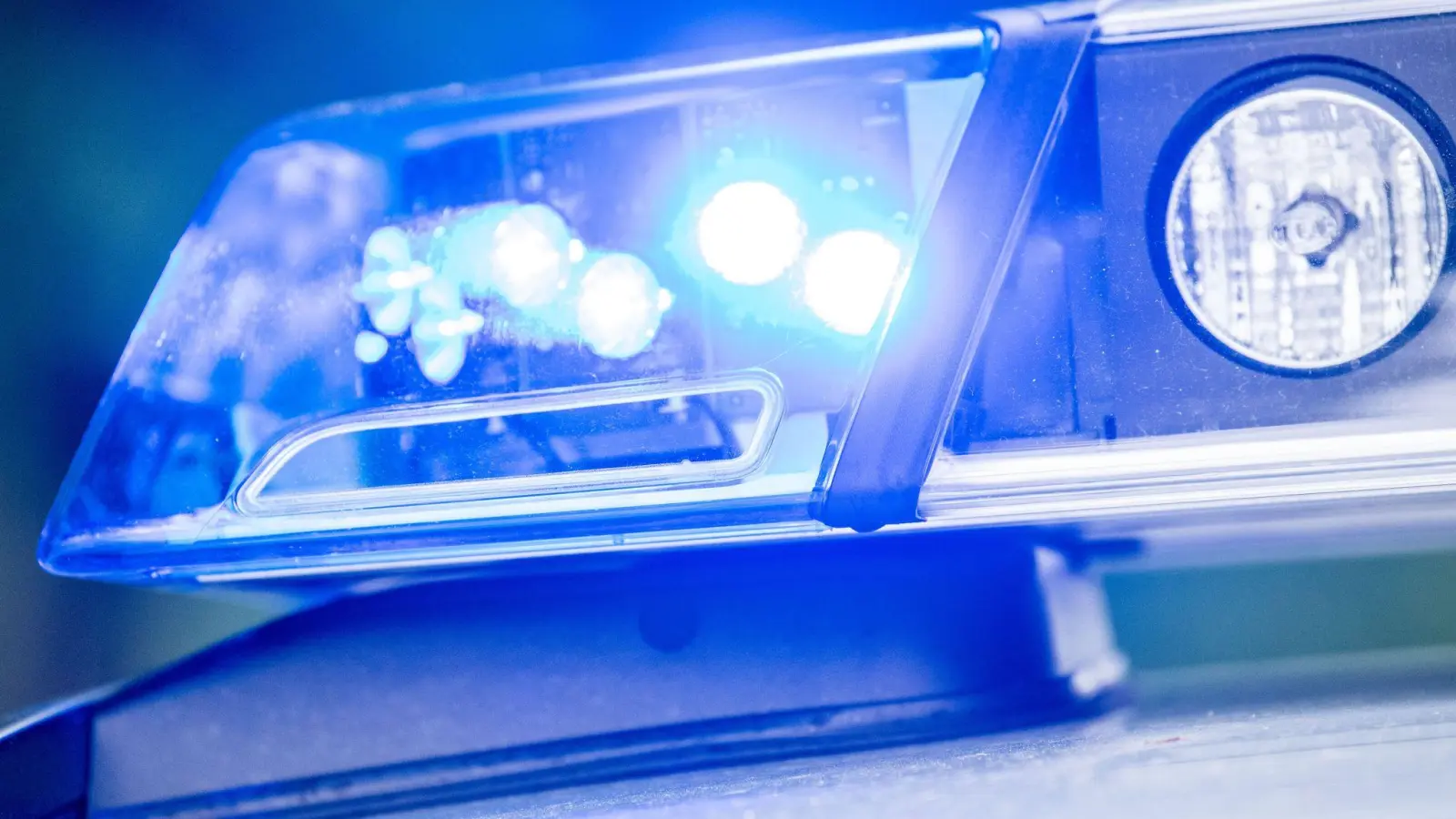 In Amberg wurde ein geparkter BMW beschädigt. Nun ermittelt die Polizei. (Symbolbild: Lino Mirgeler/dpa)