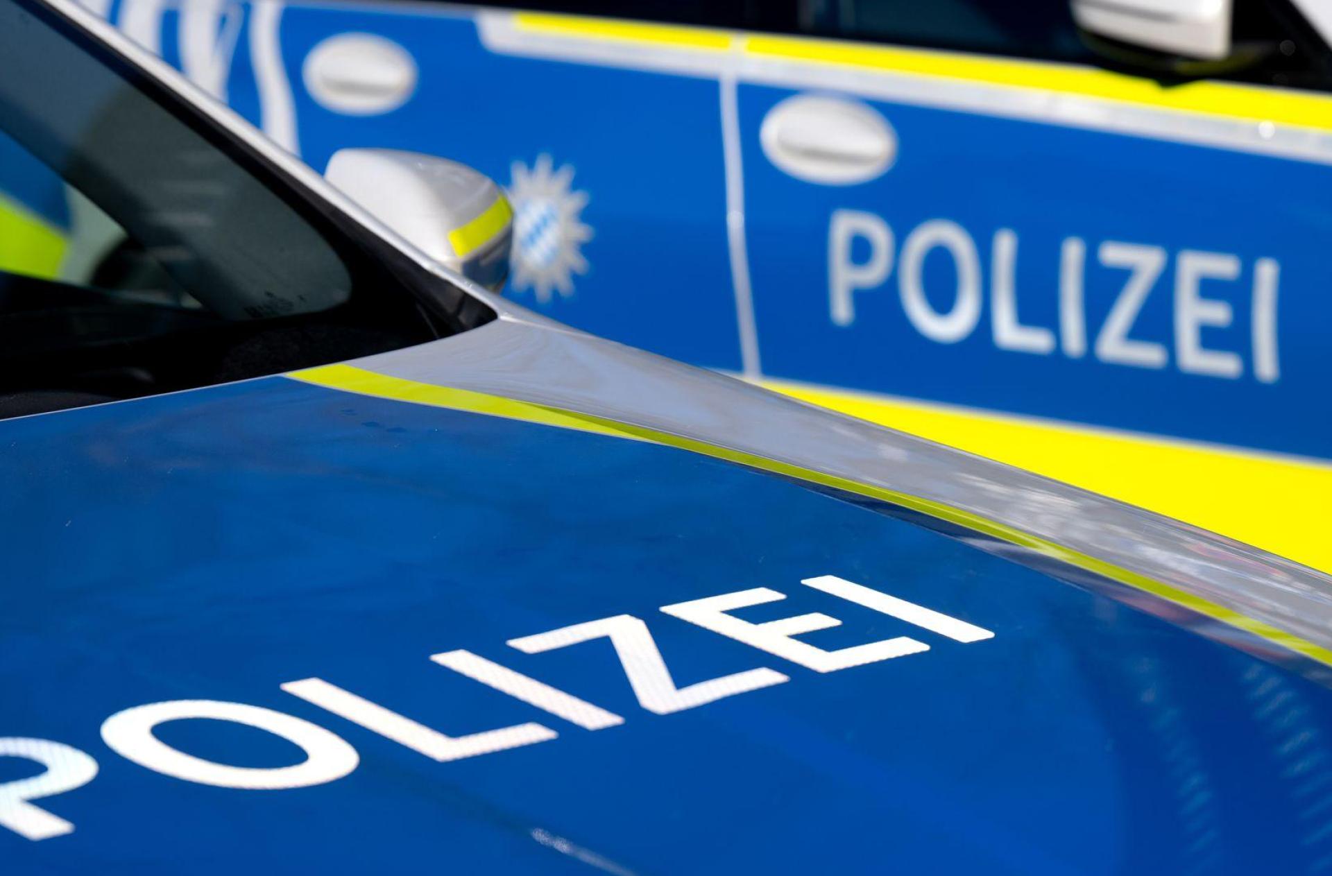 In Amberg übersieht eine Autofahrerin eine Radfahrerin beim Abbiegen.  (Symbolbild: Sven Hoppe/dpa)
