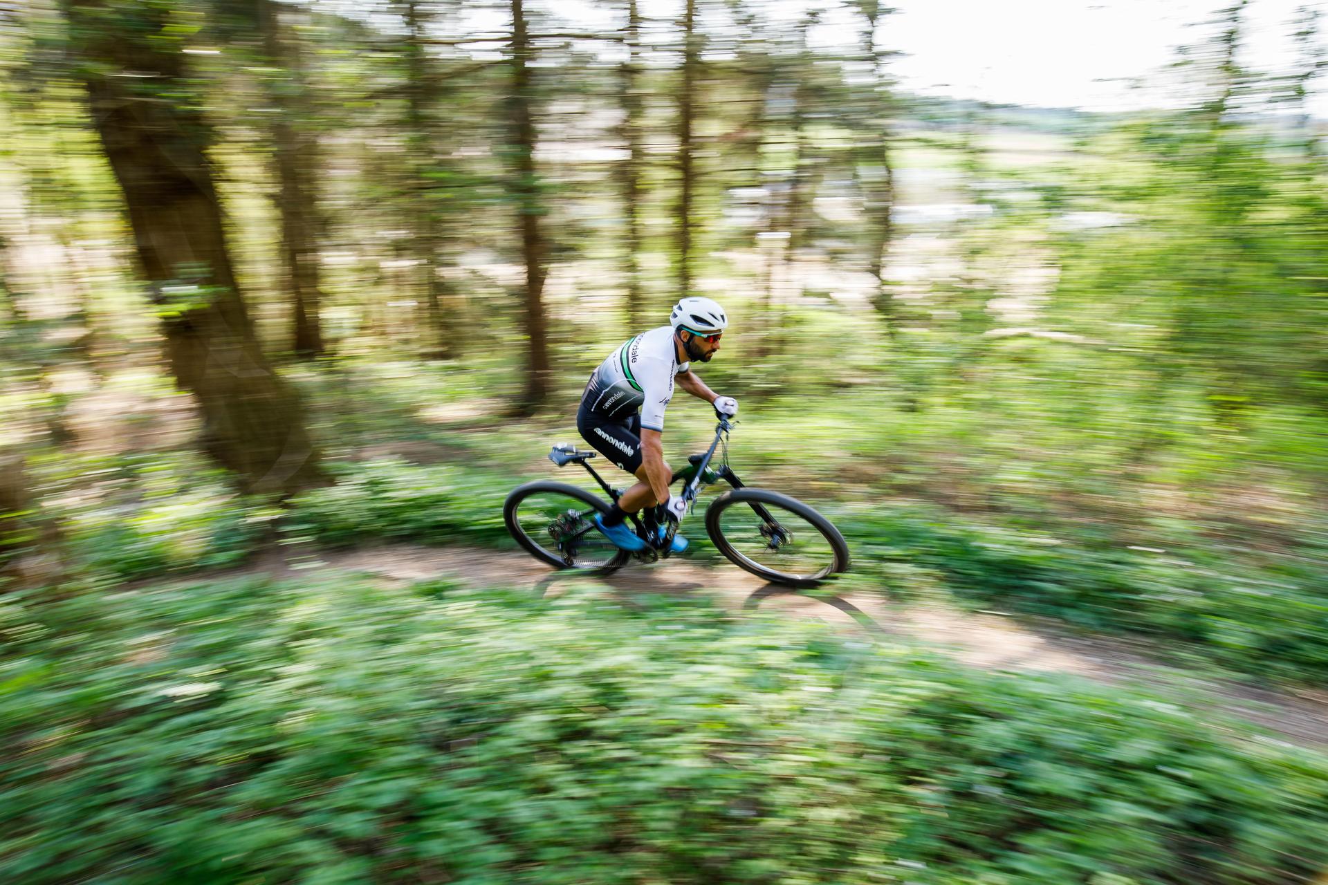 Ein 56-jähriger Mountainbiker verletzt sich in Kastl im Landkreis Amberg-Sulzbach schwer, nachdem seine Bremsen versagen. (Symbolbild: Philipp von Ditfurth/dpa)