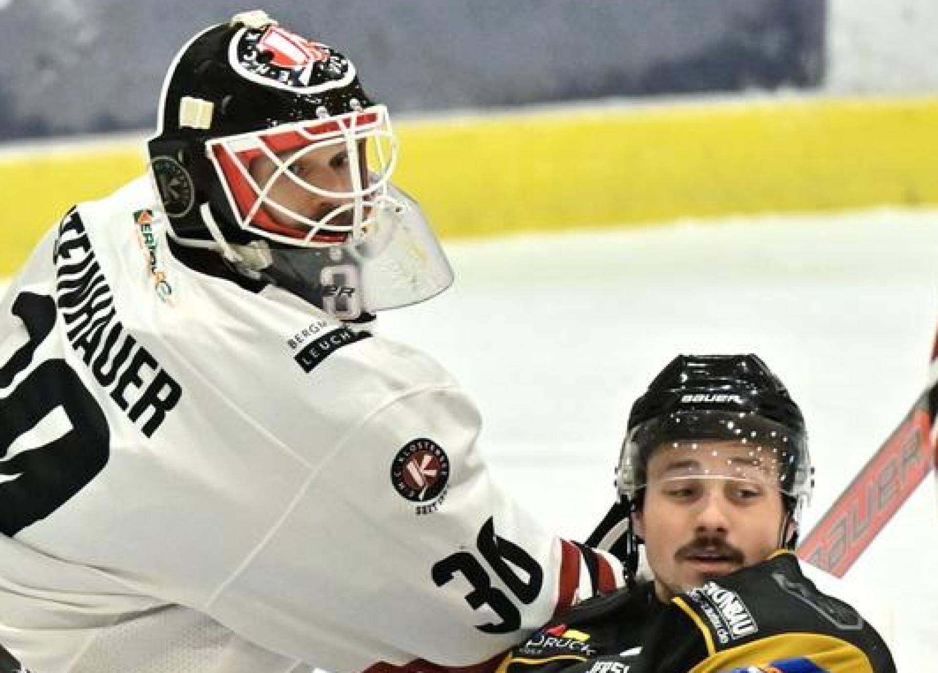 Nolan Gardiner (Mitte) und die Cracks des ERSC Amberg wurden mit zwei Niederlagen am Wochenende auf den Boden der Tatsachen geholt.  (Bild: Hubert Ziegler)