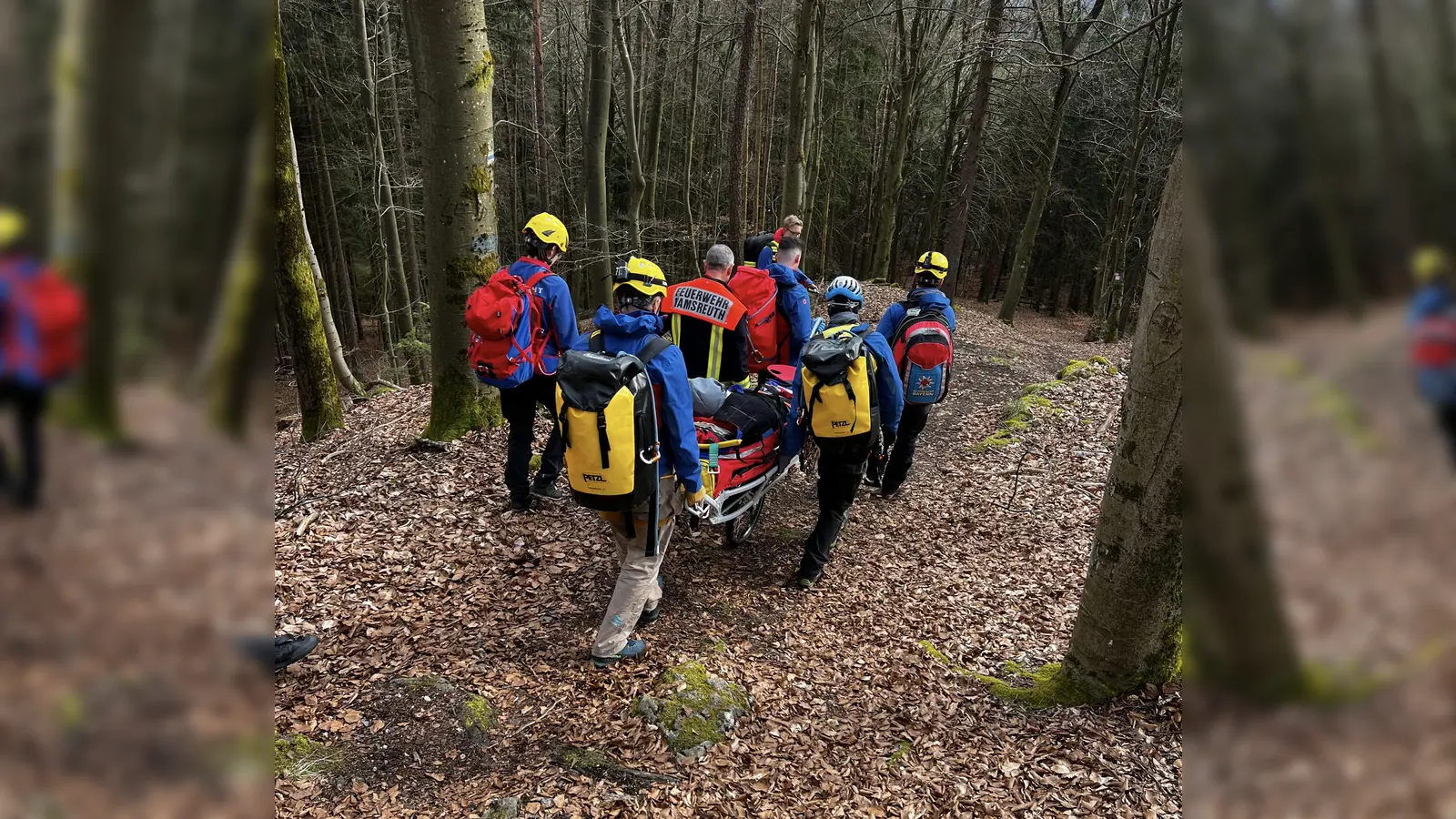 Einsatzkräfte der Bergwacht Amberg bei der Rettung des Wanderers mit der Gebirgstrage auf einem steilen Wanderweg. (Bild: Renner, Bergwacht Amberg)