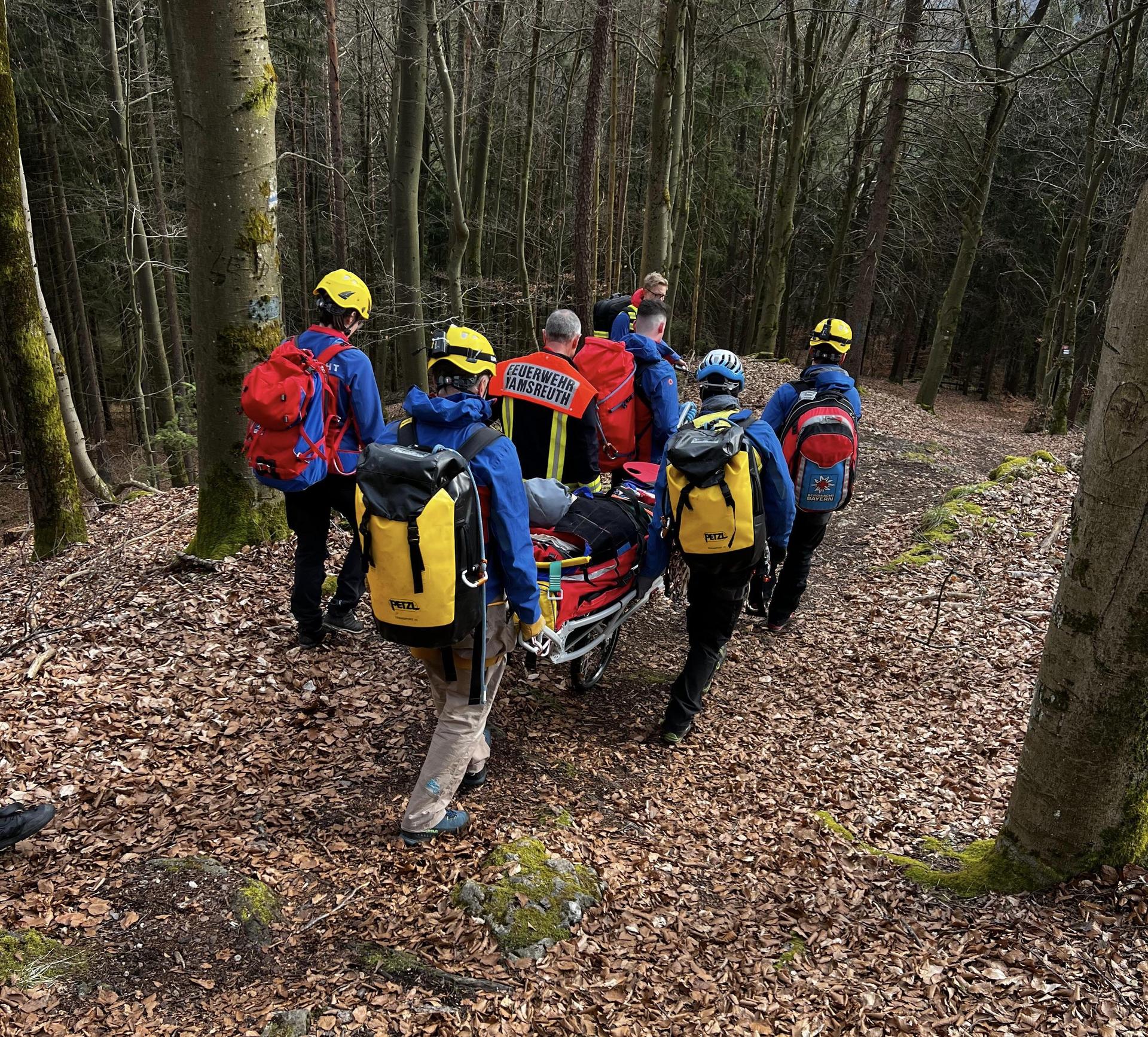 Einsatzkräfte der Bergwacht Amberg bei der Rettung des Wanderers mit der Gebirgstrage auf einem steilen Wanderweg. (Bild: Renner, Bergwacht Amberg)