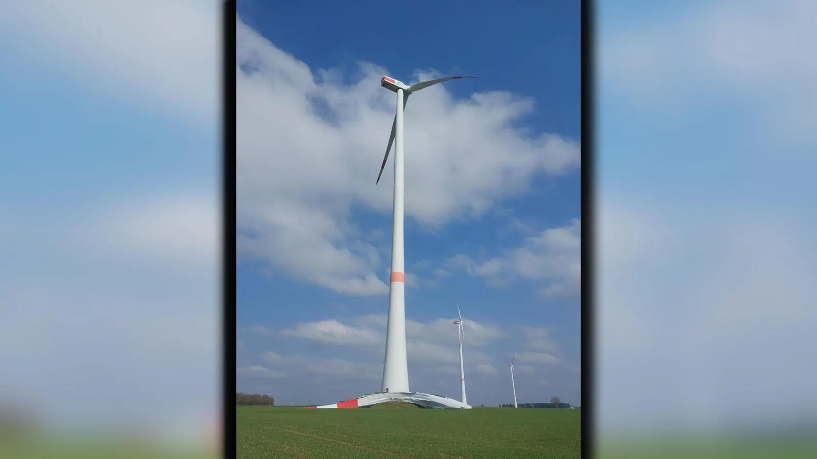 Im Bürgerwindpark Berching ist ein Rotorblatt eines Windrades zu Boden gestürzt. Die Ursache ist noch unklar. (Bild: Reinhard Buchberger)