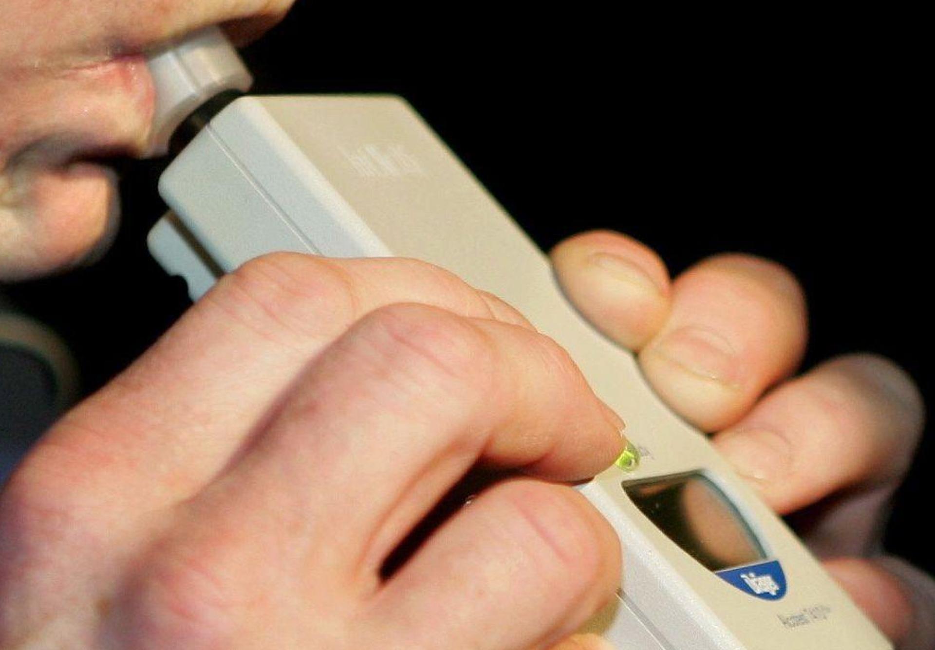 In Amberg-Sulzbach wollte ein betrunkener Fahrer erst nicht anhalten, dann versuchte er die Beamten noch zu bestechen.  (Bild: Uli Deck/dpa)