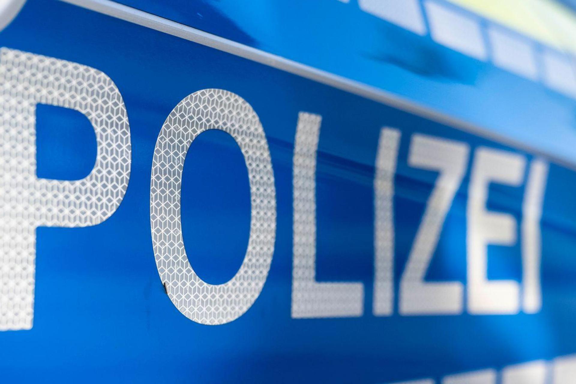 Die Polizei in Amberg hatte es am Freitag mit einem 13-Jährigen zu tun, der beim Diebstahl erwischt wurde. (Symbolbild: David Inderlied/dpa)