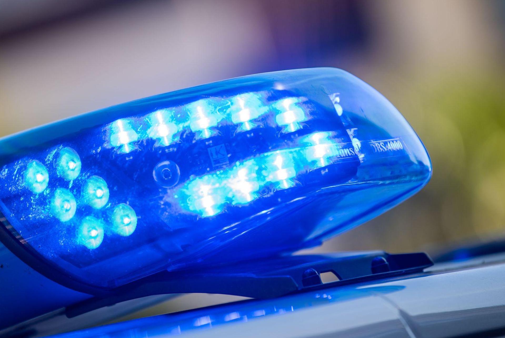 Die Polizei ermittelt unter anderem wegen Körperverletzung, Gefährdung des Straßenverkehrs und Fahrens ohne Fahrerlaubnis. (Symbolbild) (Bild: Lino Mirgeler/dpa)