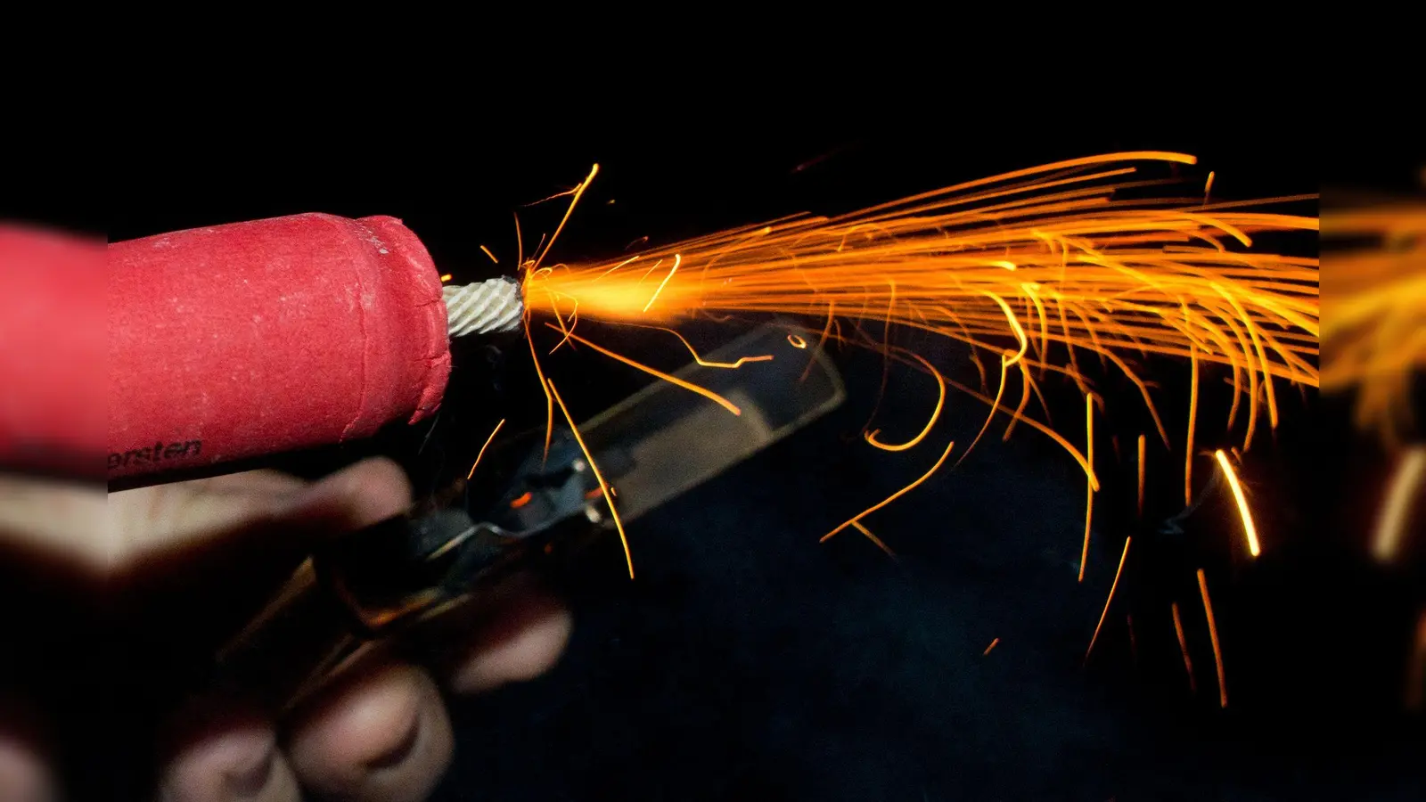In Amberg wurde ein geparktes Auto durch gezündete Pyrotechnik beschädigt. (Symbolbild: Patrick Pleul/dpa-Zentralbild/dpa)