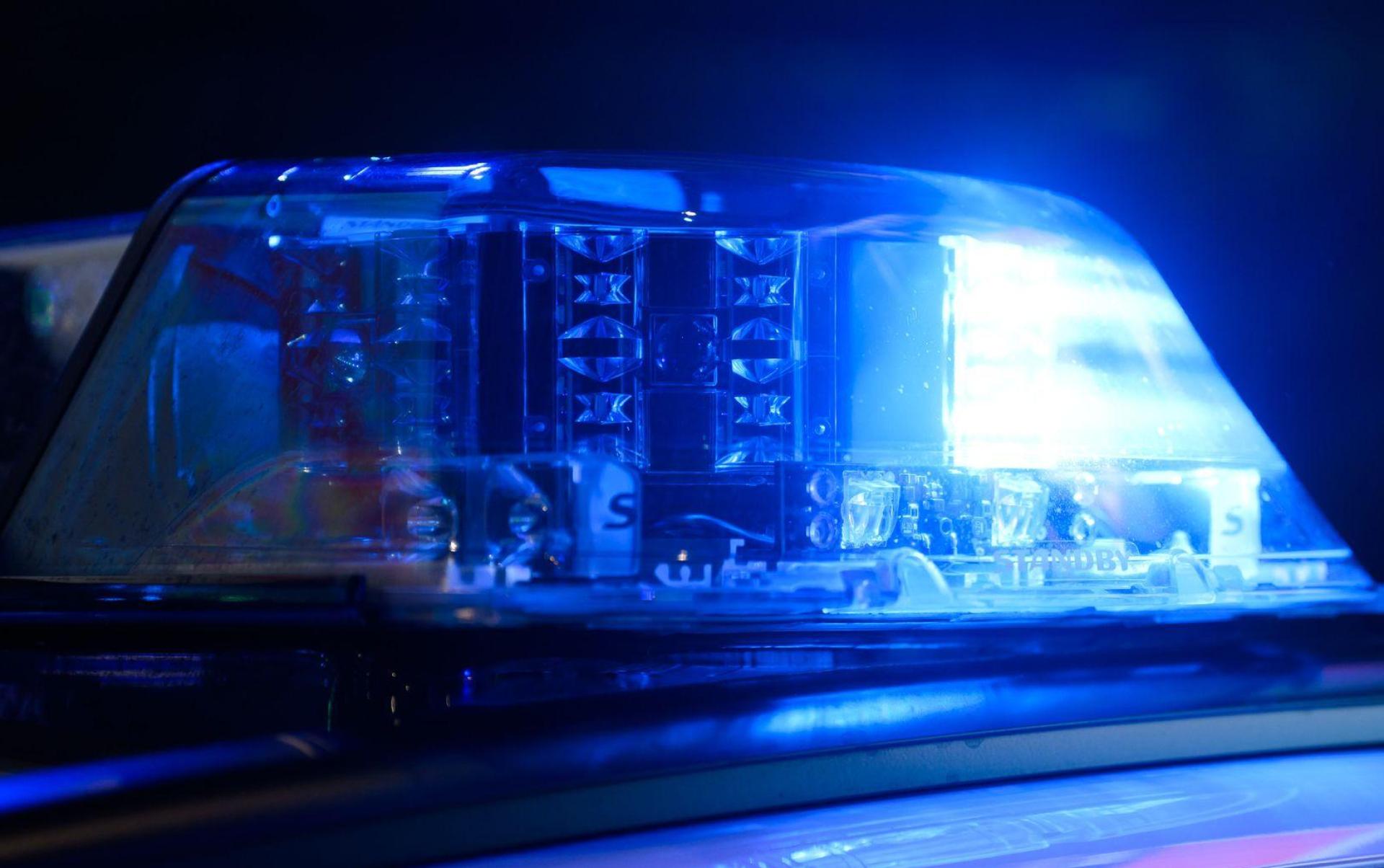 Verkehrsunfall im Kreisverkehr Stauffenbergstraße in Amberg: Zwei Autos kollidieren. (Symbolbild: Julian Stratenschulte/dpa)