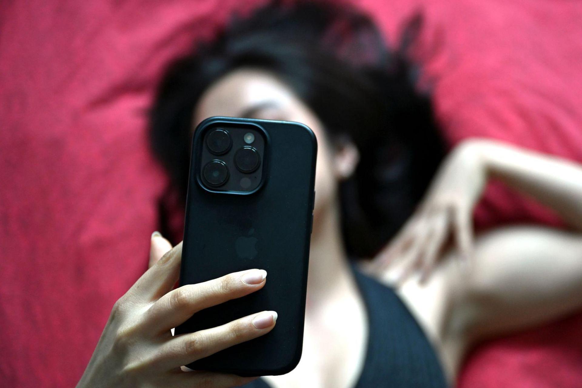 Sich selbstbewusst und sexy zu fühlen ist wohl der Grund für viele, „Thirst Traps“ zu posten. (Symbolbild) (Bild: Elisa Schu/dpa)