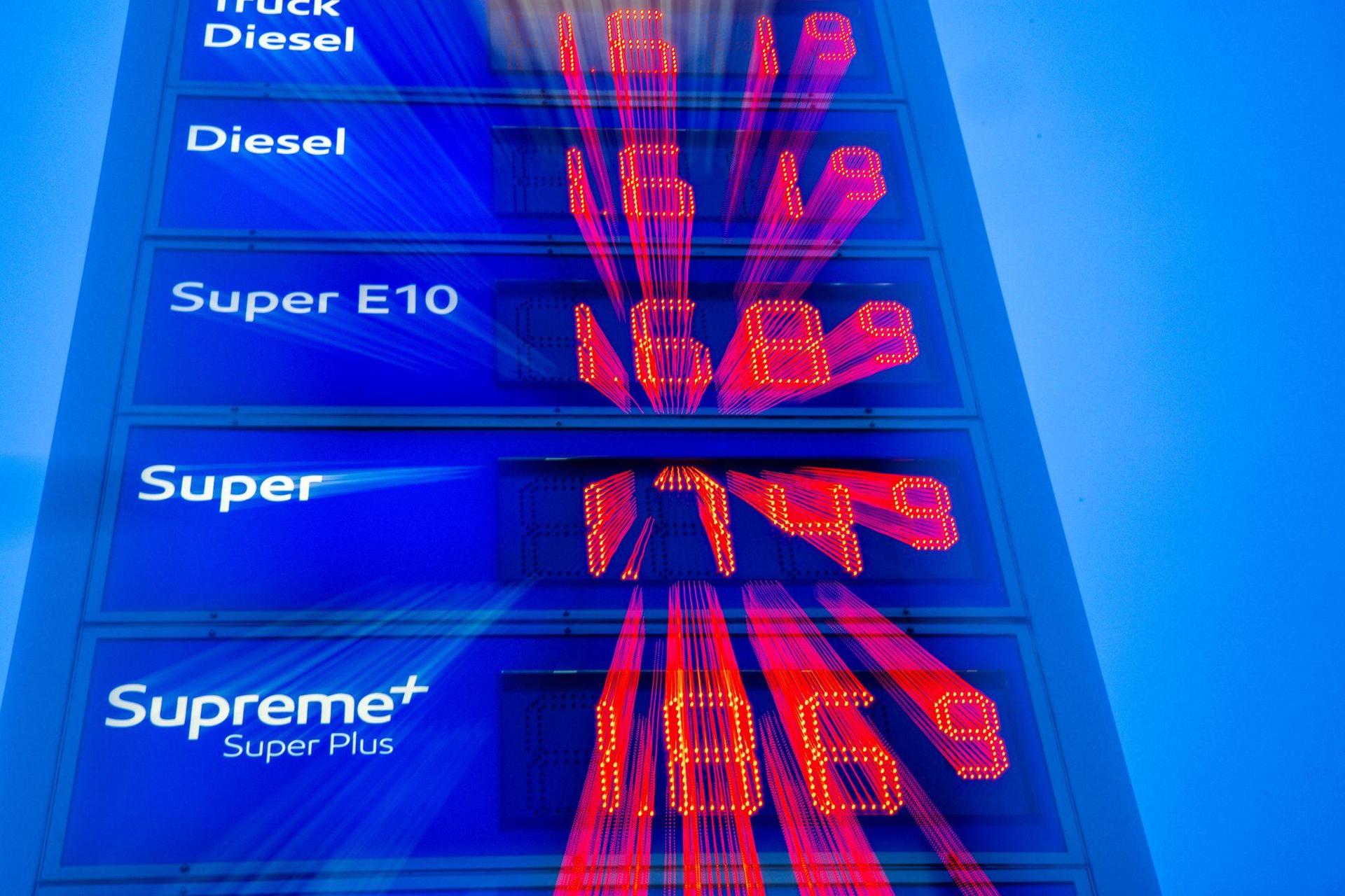 Tanken ist in den vergangenen Tagen teurer geworden. (Bild: Jens Büttner/dpa)