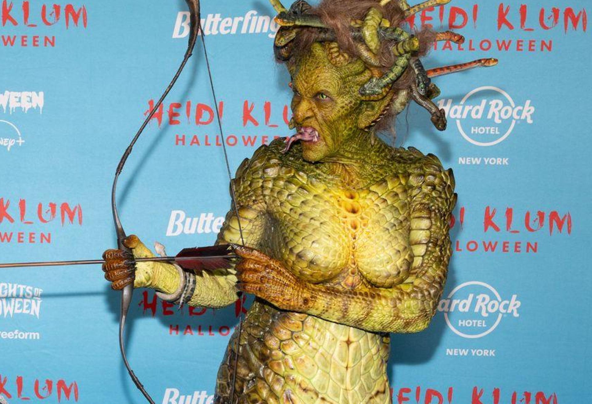 Klum erscheint als Medusa, ihr Mann als versteinerter griechischer Soldat. (Bild: CJ Rivera/Invision/dpa)