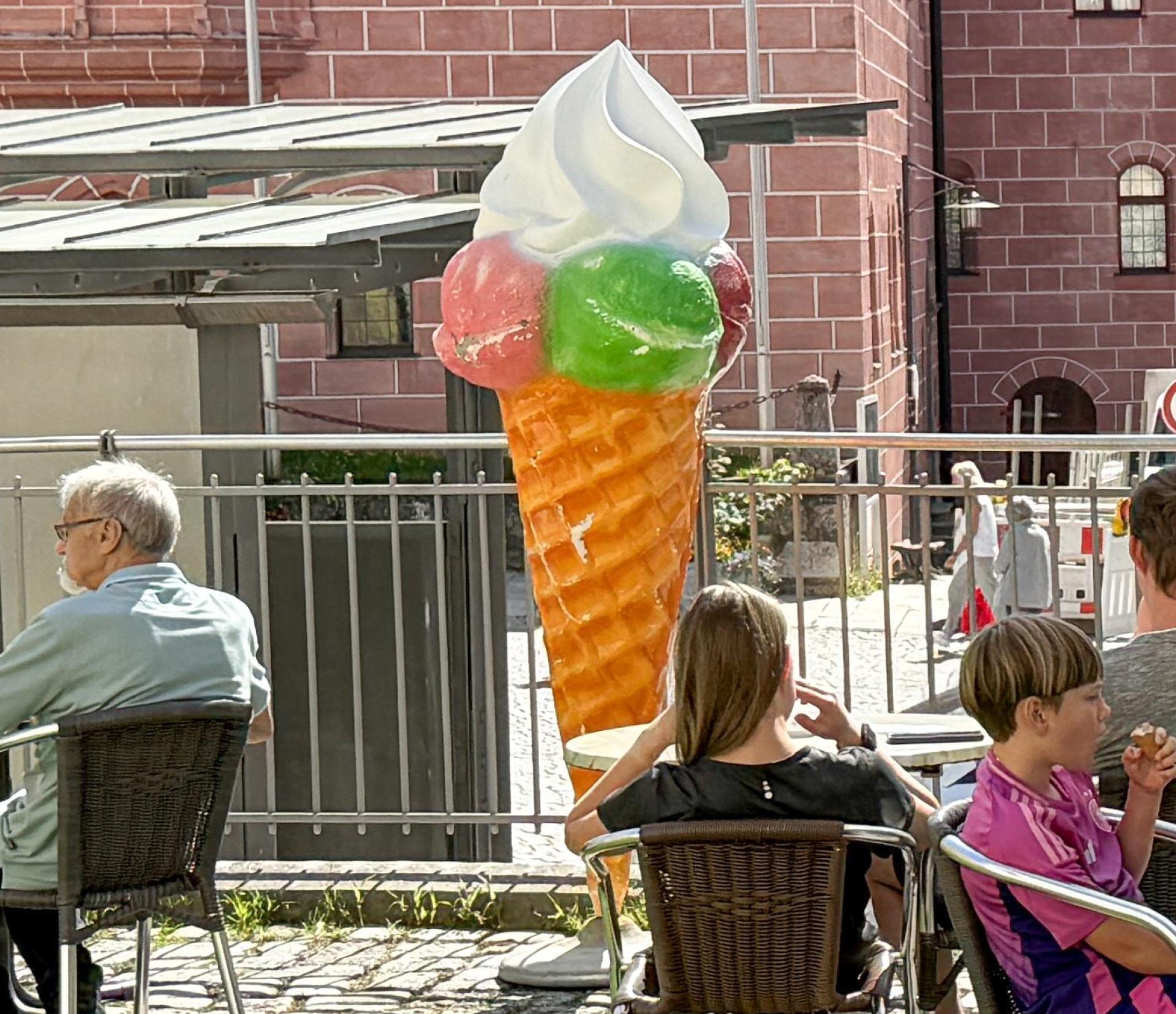 Hier ein Archivfoto von August 2025: Die Eistüte ist zwar nicht mehr die neueste, doch als Werbeaufsteller gehört sie seit vielen Jahren zum Inventar der Eisdiele – und gewissermaßen zum sommerlichen Stadtbild am Luitpoldplatz. In der Nacht auf Sonntag wurde sie gestohlen. (Archivbild: Petra Hartl)