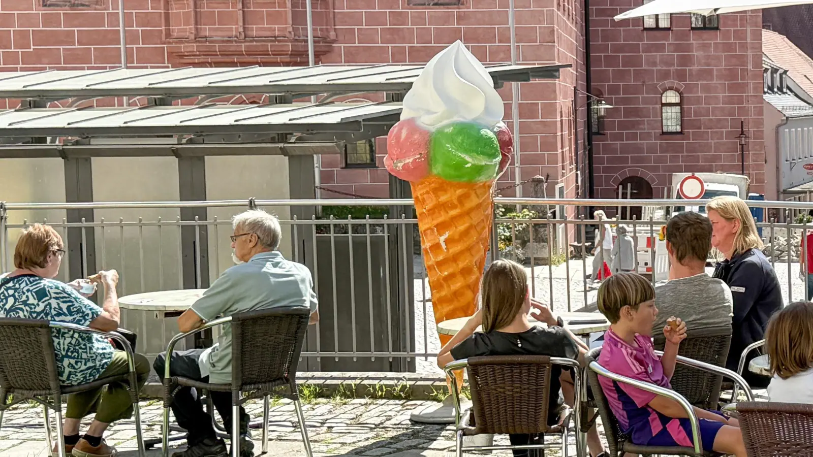 Hier ein Archivfoto von August 2025: Die Eistüte ist zwar nicht mehr die neueste, doch als Werbeaufsteller gehört sie seit vielen Jahren zum Inventar der Eisdiele – und gewissermaßen zum sommerlichen Stadtbild am Luitpoldplatz. In der Nacht auf Sonntag wurde sie gestohlen. (Archivbild: Petra Hartl)