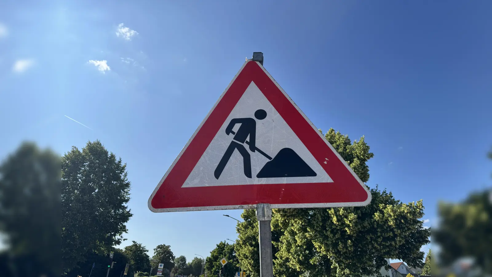 Die Bayreuther Straße in Amberg wird ab 6. Juli halbseitig gesperrt. Grund sind Bauarbeiten an Kanal und Wasserleitung. (Symbolbild: Heike Unger)
