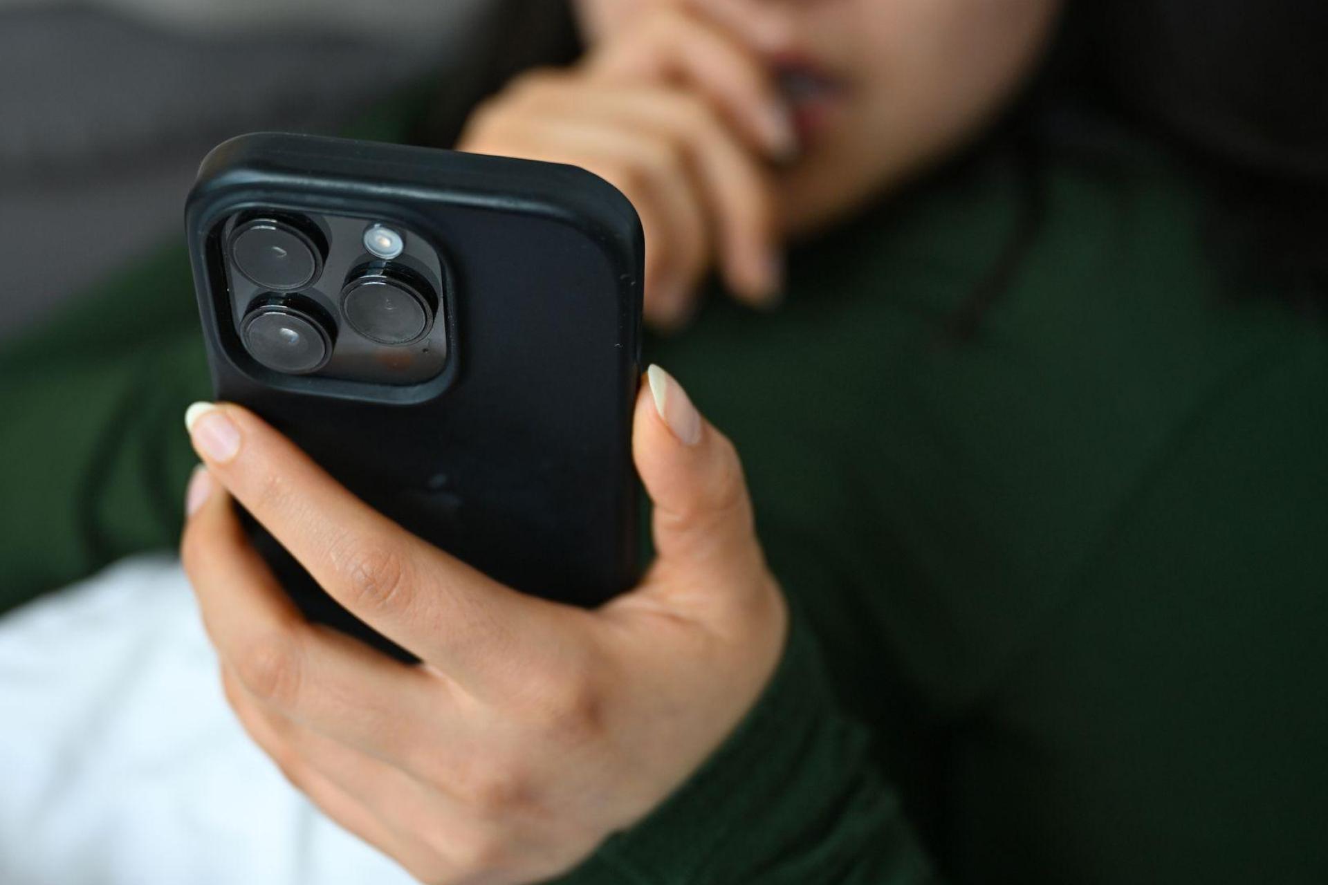 Viel Zeit am Handy zu verbringen, kann auch belastend sein. (Symbolbild) (Bild: Elisa Schu/dpa)