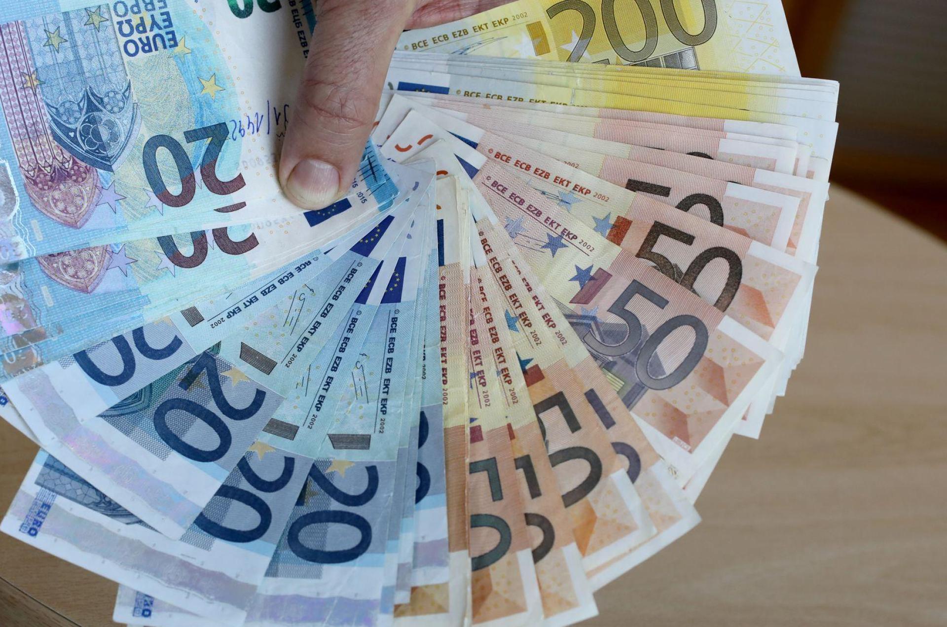 Mit einem falschen Fünfziger wollte ein Mann in Nürnberg bezahlen - erfolglos. (Symbolbild: Bernd Wüstneck/dpa-Zentralbild/dpa)