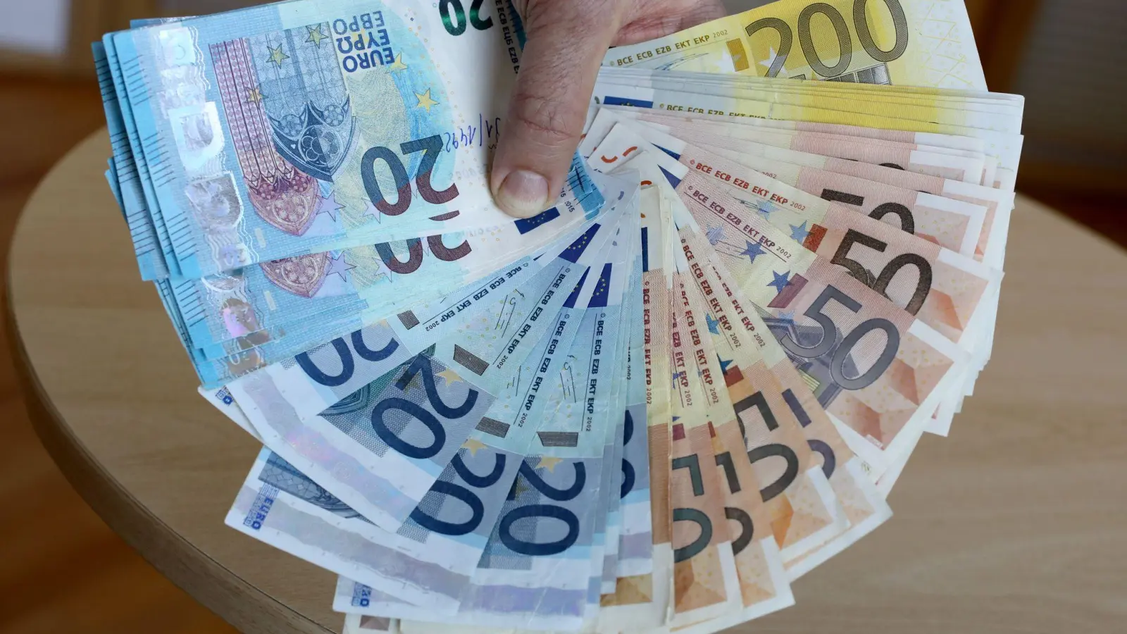 Mit einem falschen Fünfziger wollte ein Mann in Nürnberg bezahlen - erfolglos. (Symbolbild: Bernd Wüstneck/dpa-Zentralbild/dpa)