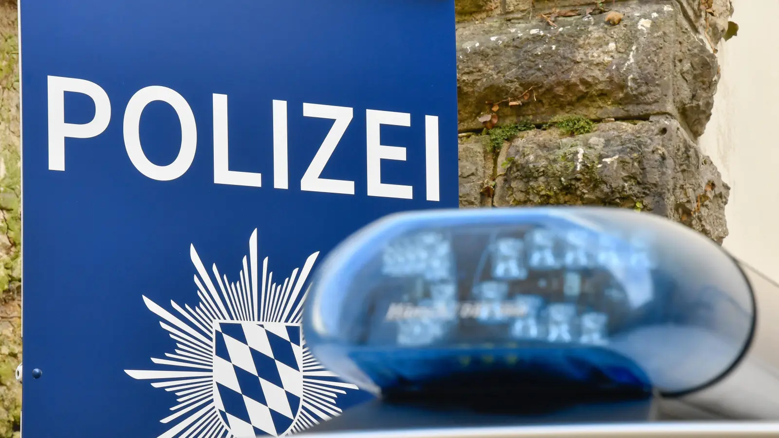 Unbekannte haben in der Endemannstraße in Amberg einen geparkten Opel beschädigt. (Symbolbild: Petra Hartl)
