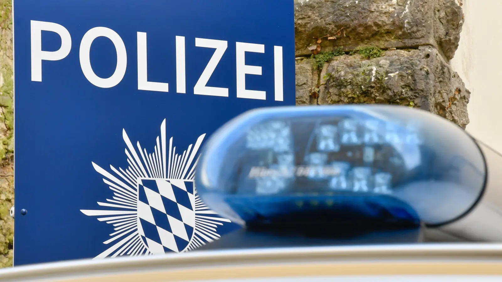 In Amberg wurde das Beifahrerfenster eines Autos eingeschlagen. Die Polizei sucht Zeugen. (Symbolbild: Petra Hartl)