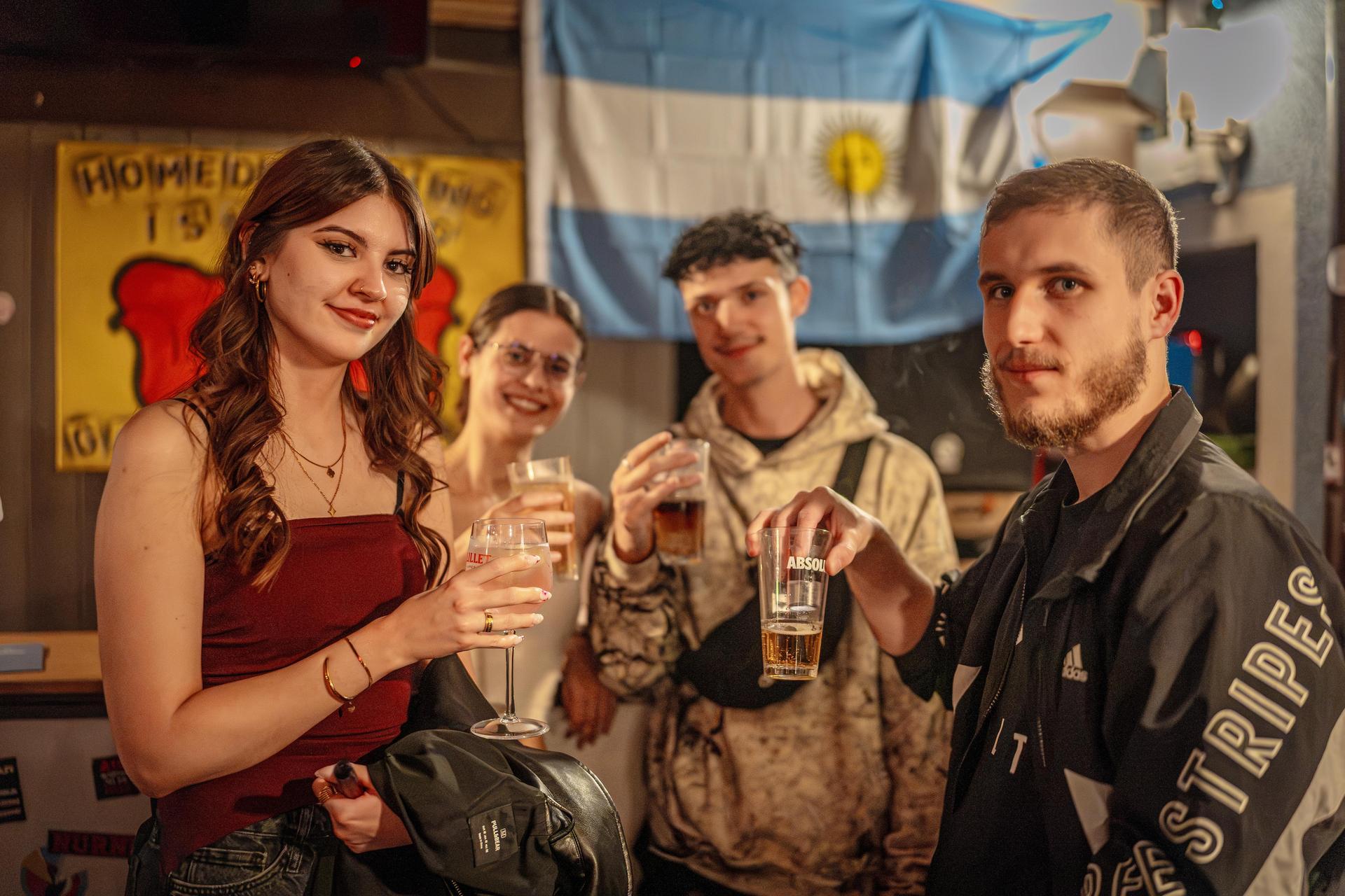 Leertrinken im Blauen Haus (Bild: Michael Golinski)