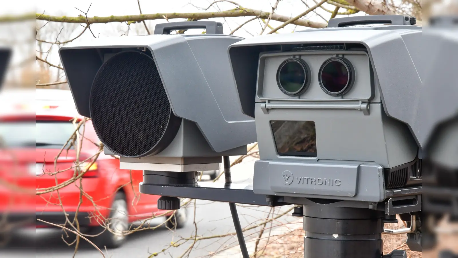 Einige Verkehrsteilnehmer, die auf der Staatsstraße 2021bei Speckshof zu schnell dran waren, hat die Polizei erwischt.  (Symbolbild: Petra Hartl)