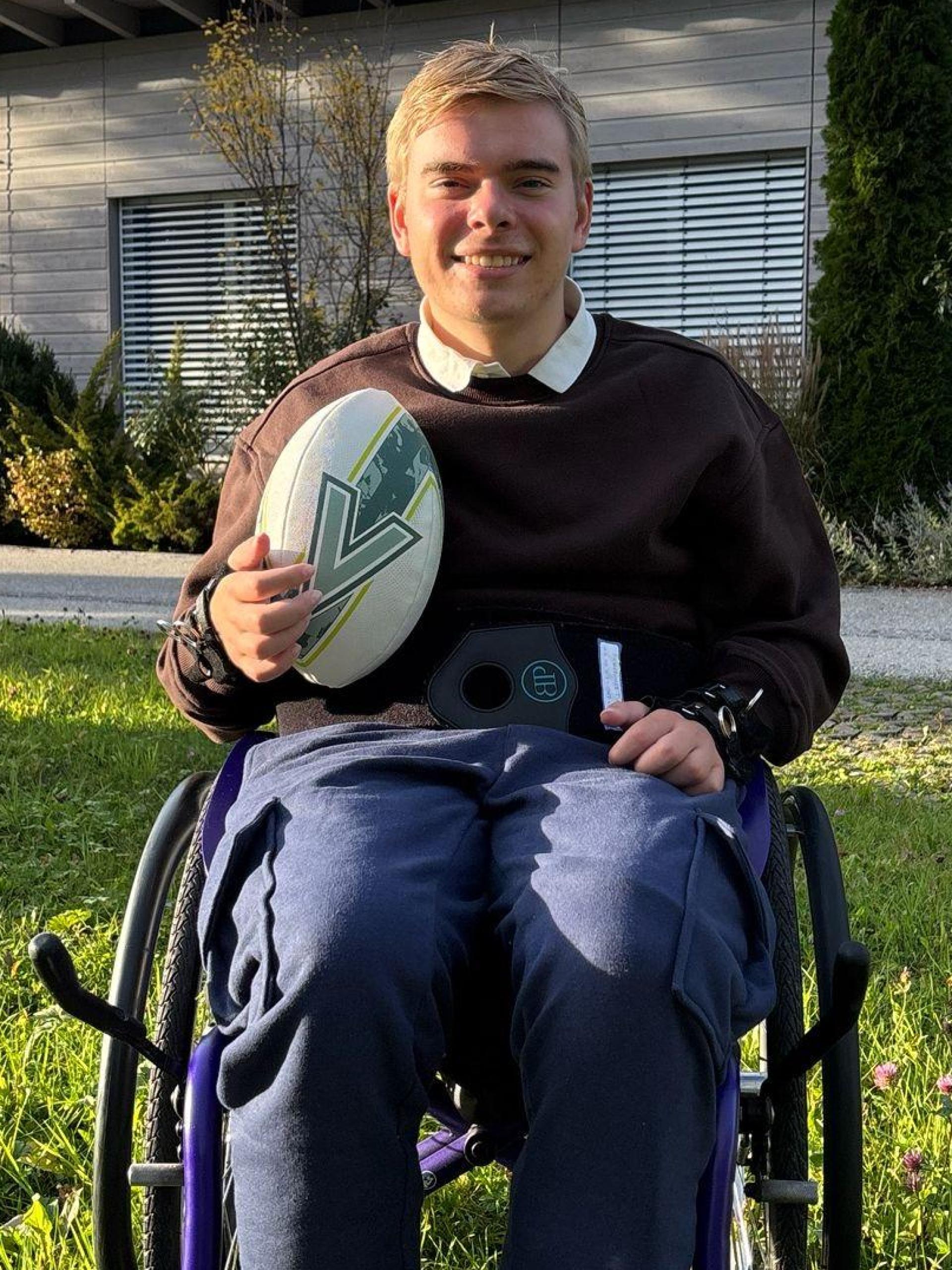 Tim Luca Bukenberger aus Amberg ist seit einem Unfall vor der Küste Malaysias im April 2025 querschnittsgelähmt. Um ihm spezielle Therapien zu finanzieren, läuft eine Spendenaktion auf „GoFundMe”.  (Bild: Lea Bukenberger)