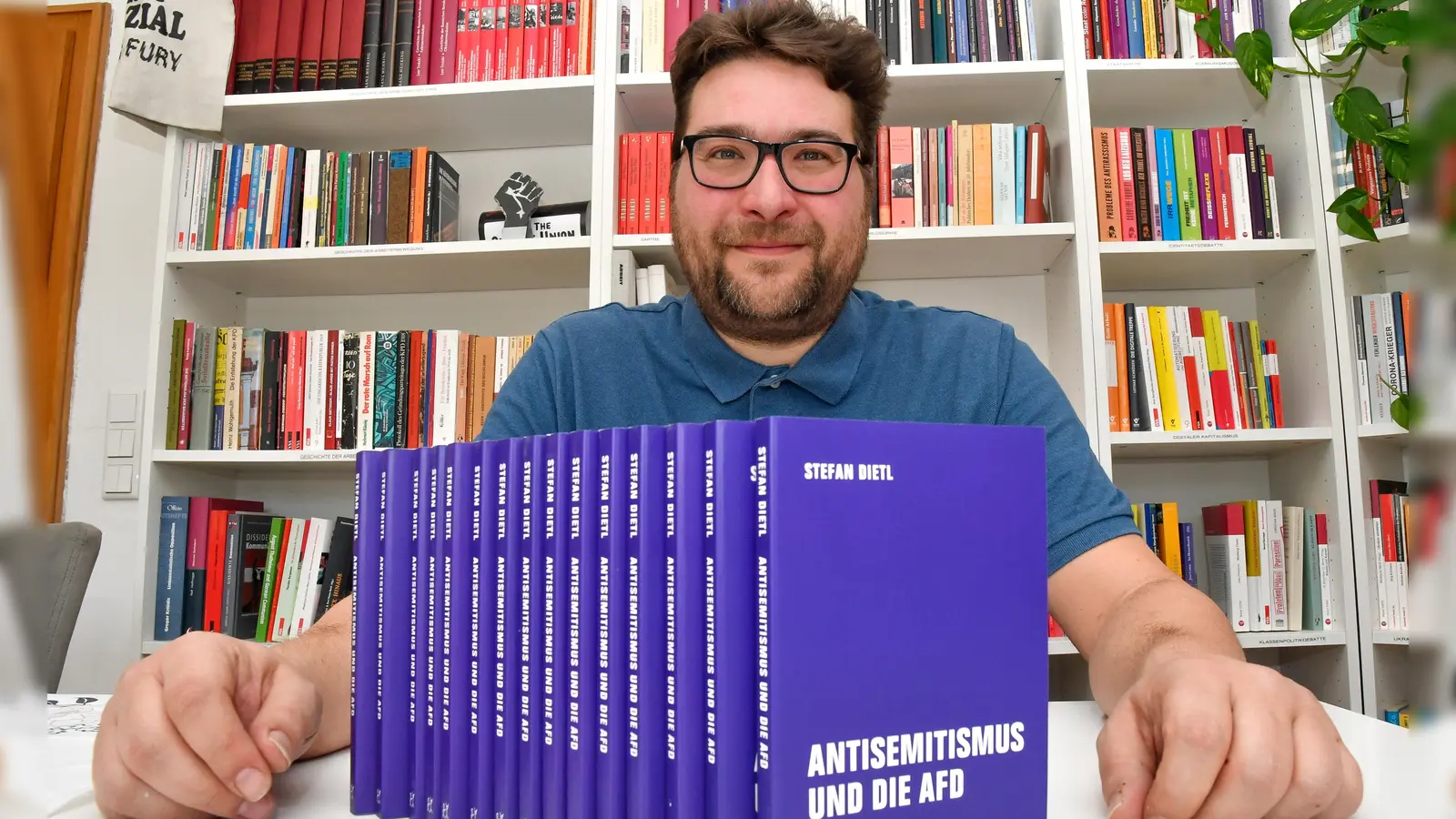 Stefan Dietl aus Sulzbach-Rosenberg mit seinem neuen Buch „Antisemitismus und die AfD”.  (Bild: Petra Hartl)