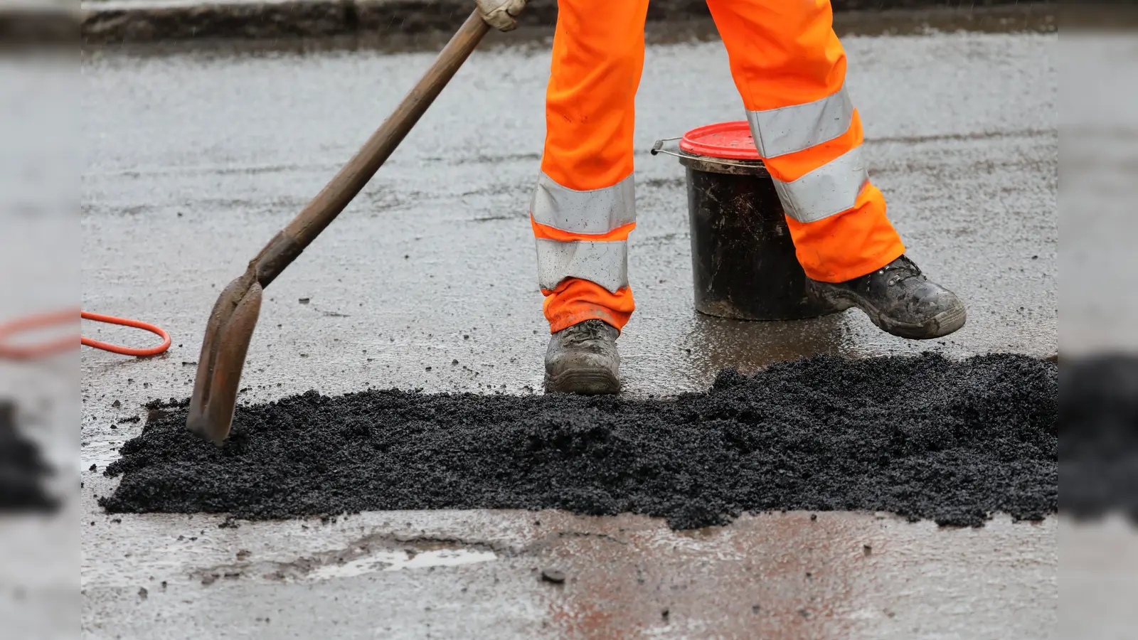 Wegen Asphaltierungsarbeiten wird die Schwandorfer Straße in Ensdorf zwischen Montag und Mittwoch komplett gesperrt. (Symbolbild: Bernd Wüstneck/dpa)