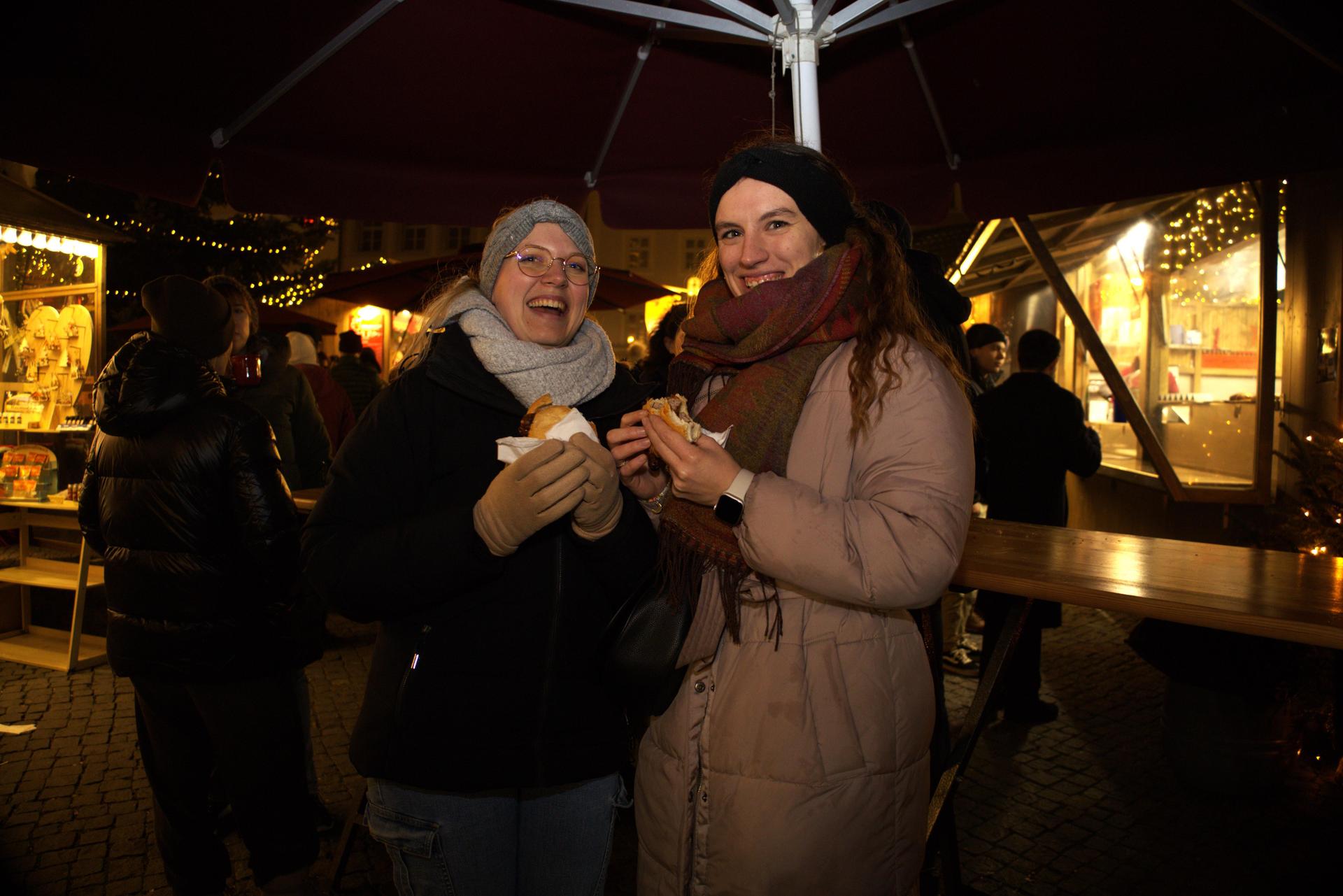Karaoke auf dem Amberger Weihnachtsmarkt. Das sind die besten Bilder. (Bild: mni)
